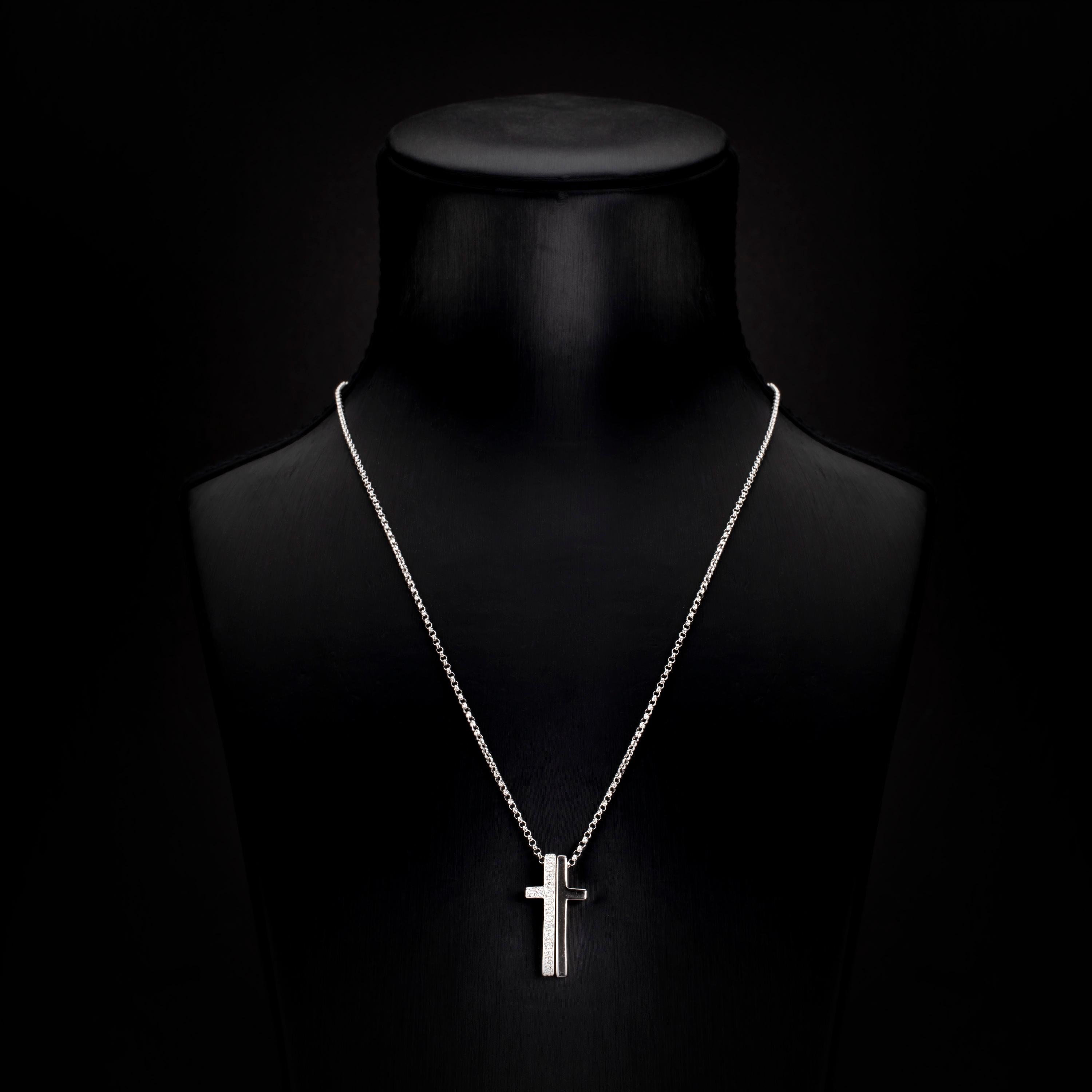 Contemporary 0.21 Carat Round Brilliant Diamond 18 Karat White Gold Cross Pendant Necklace For Sale