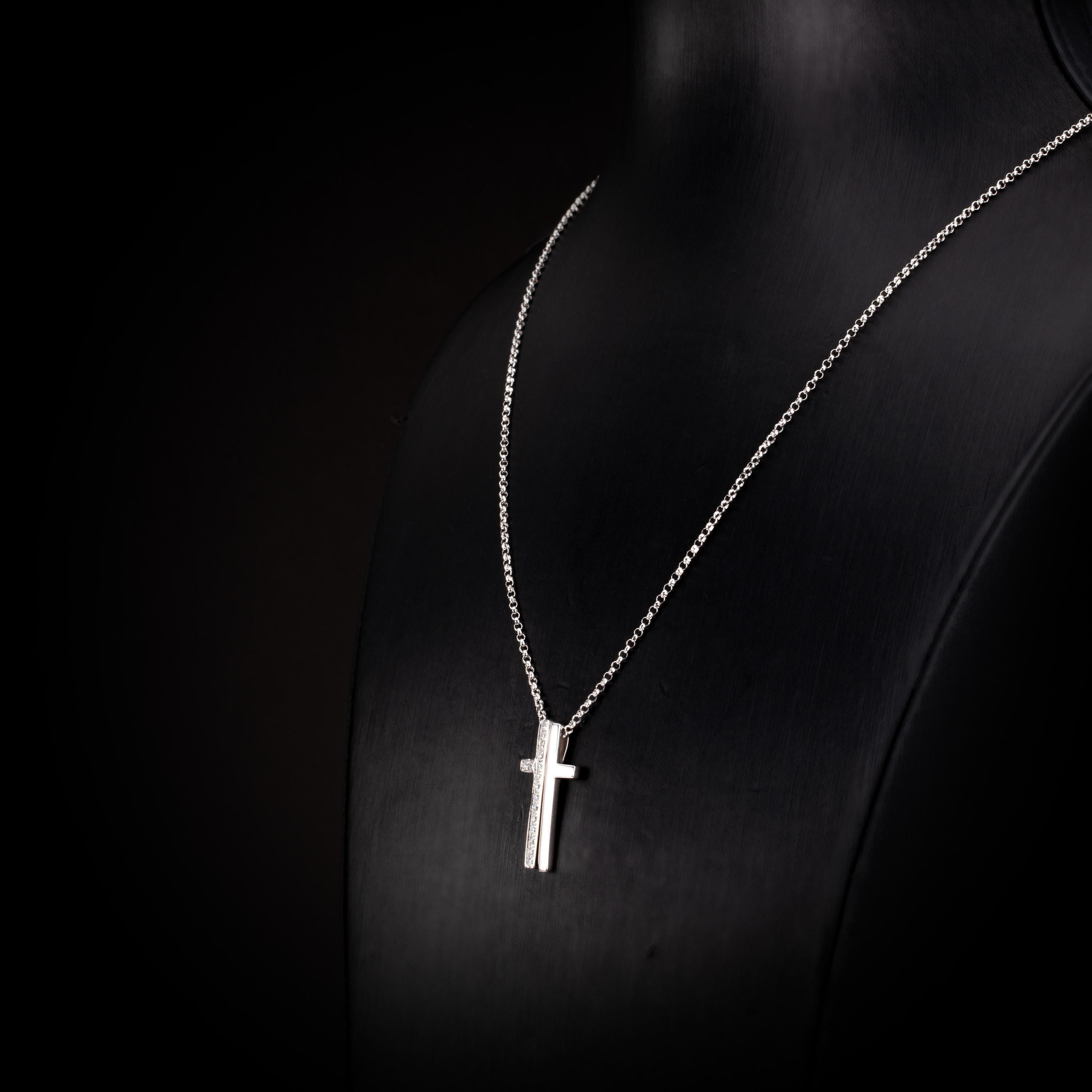 0.21 Carat Round Brilliant Diamond 18 Karat White Gold Cross Pendant Necklace In New Condition For Sale In Hong Kong, Kowloon