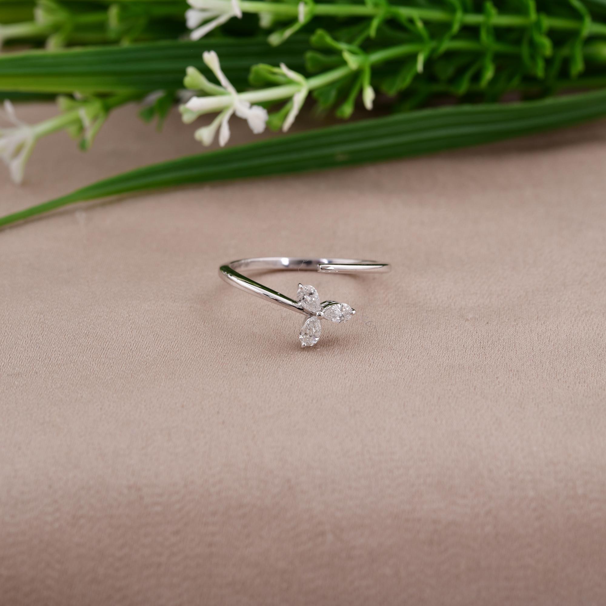 0.21 Carat SI Clarity HI Color Diamond Flower Ring 18 Karat White Gold Jewelry In New Condition For Sale In Diera, Dubai