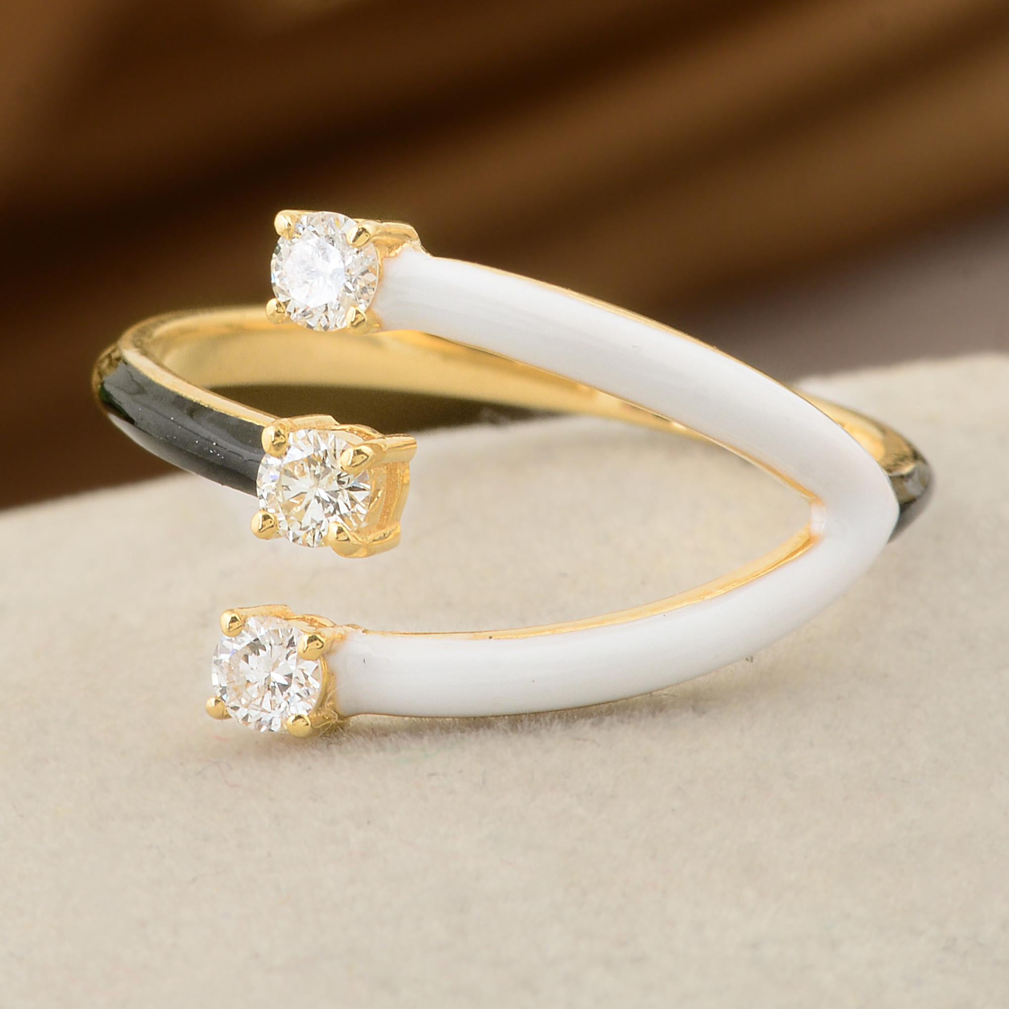 Moderno 0,21 Carati SI Chiarezza HI Colore Diamante bianco e smalto nero Anello in oro giallo 18k in vendita