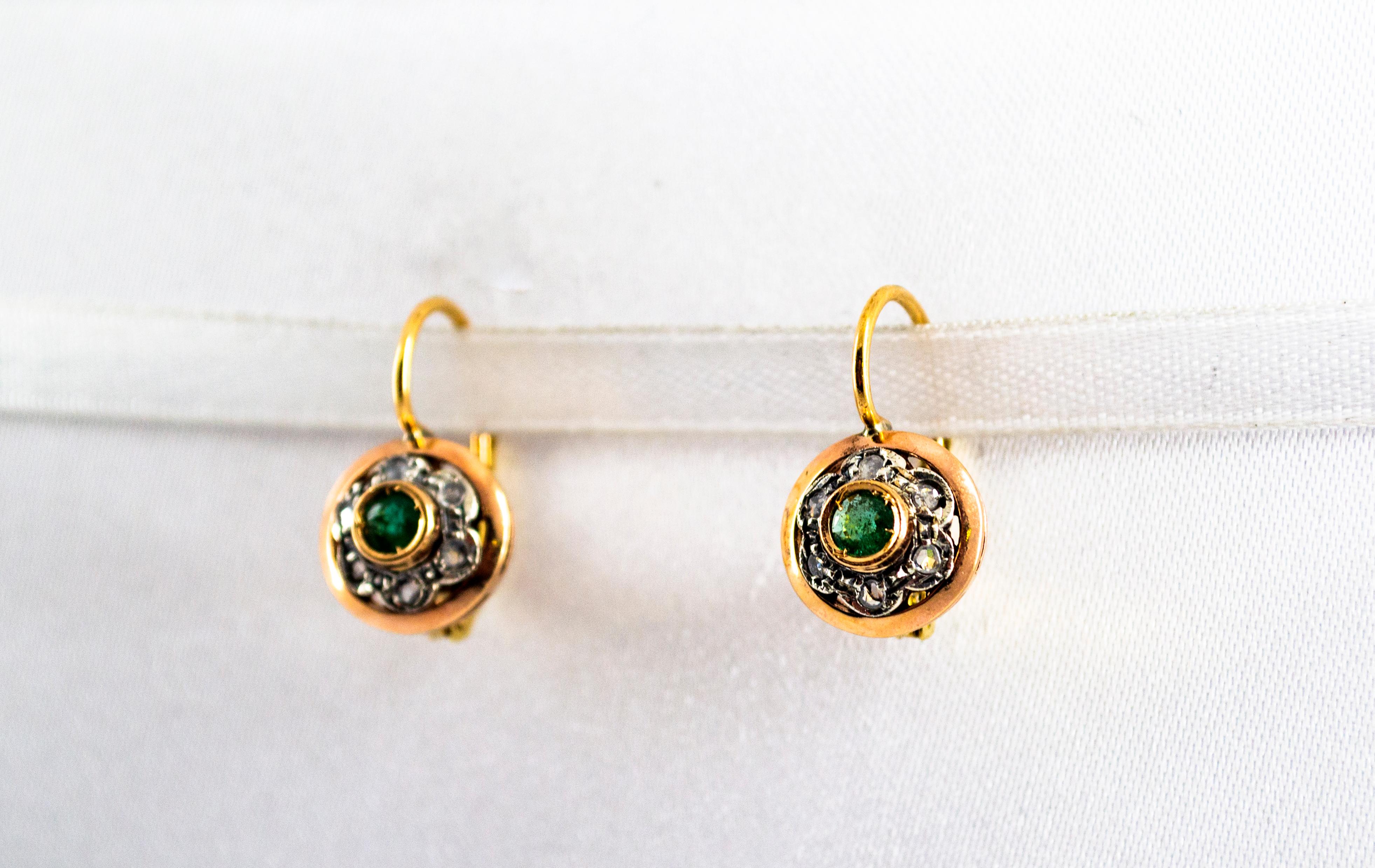 Art déco Boucles d'oreilles pendantes en or jaune avec diamant blanc taillé en rose de 0,21 carat et émeraude en vente