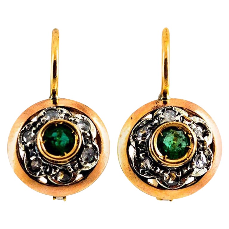 Boucles d
oreilles pendantes en or jaune avec diamant blanc taillé en rose de 0,21 carat et émeraude