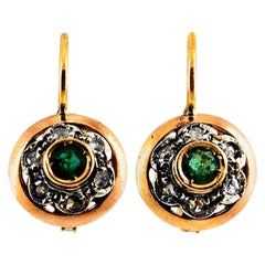 Boucles d
oreilles pendantes en or jaune avec diamant blanc taillé en rose de 0,21 carat et émeraude