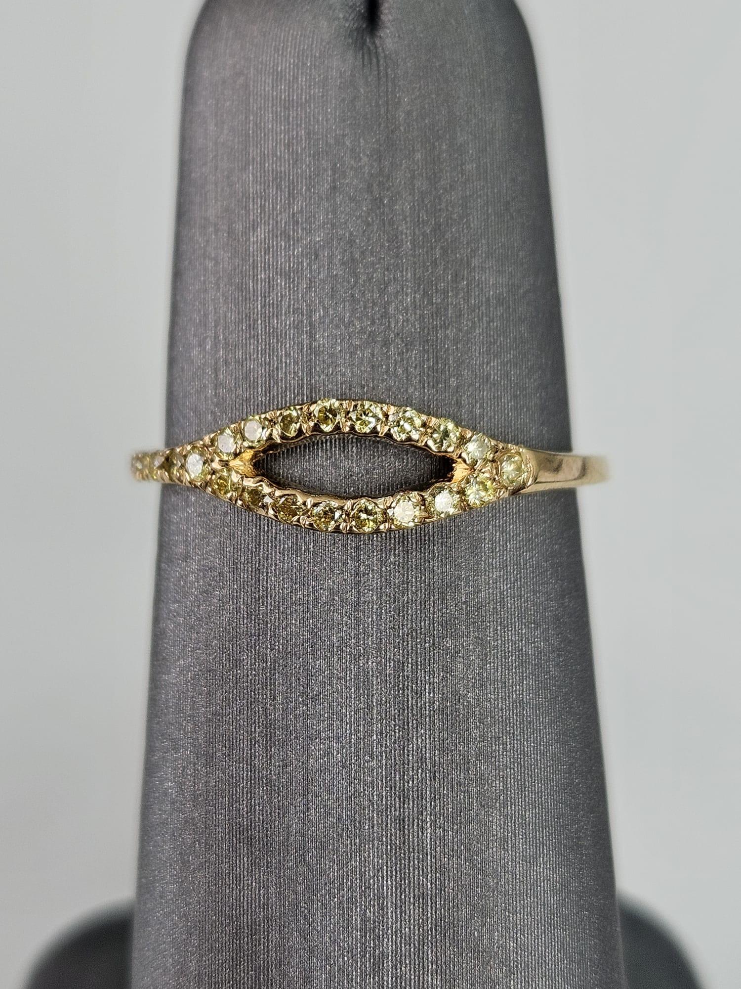 0.21 ct Yellow Diamond Band Ring in Yellow Gold In New Condition For Sale In New York, NY