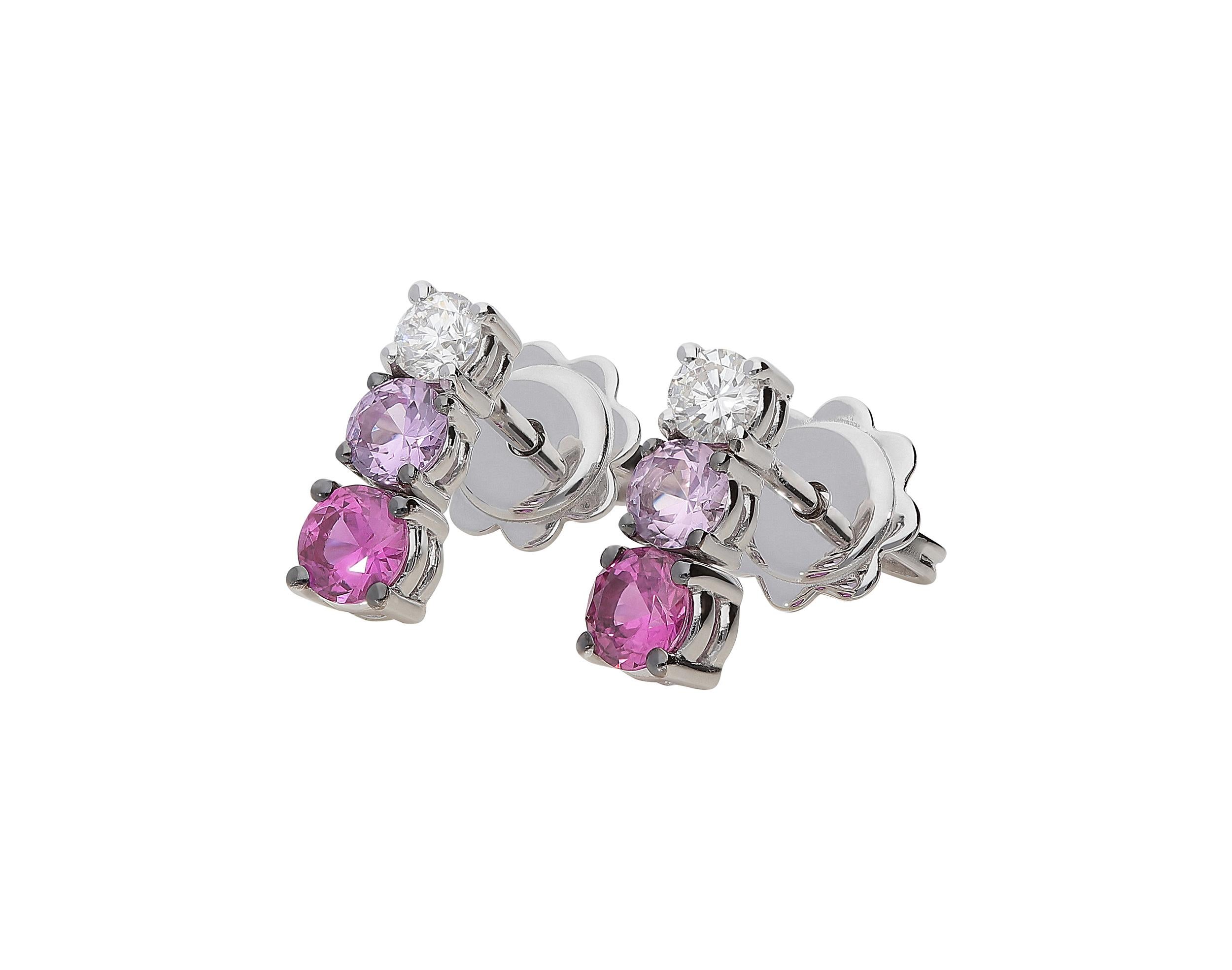 Colorful short tennis earrings in 18kt white gold for 2.60 grams, 0,21 carats of white round brilliant GVS diamonds, 0,51 round brilliant rubies and 0,38 round brilliant pink sapphires.
Its sophistication consists in the graduation of colors from