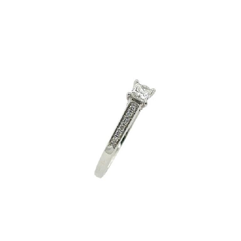 0,21 ct Diamante talla princesa de calidad superior, engastado en anillo solitario de oro blanco.

Información adicional:
Peso del diamante: 0,33 ct
Color del diamante: G/H
Claridad del diamante: Si
Peso total: 3.9 g
Tamaño del anillo: L 1/2
SMS3767