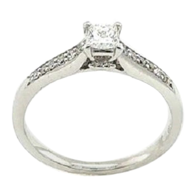 Anello solitario con diamante taglio principessa di qualità pregiata da 0,21 ct in oro bianco in vendita