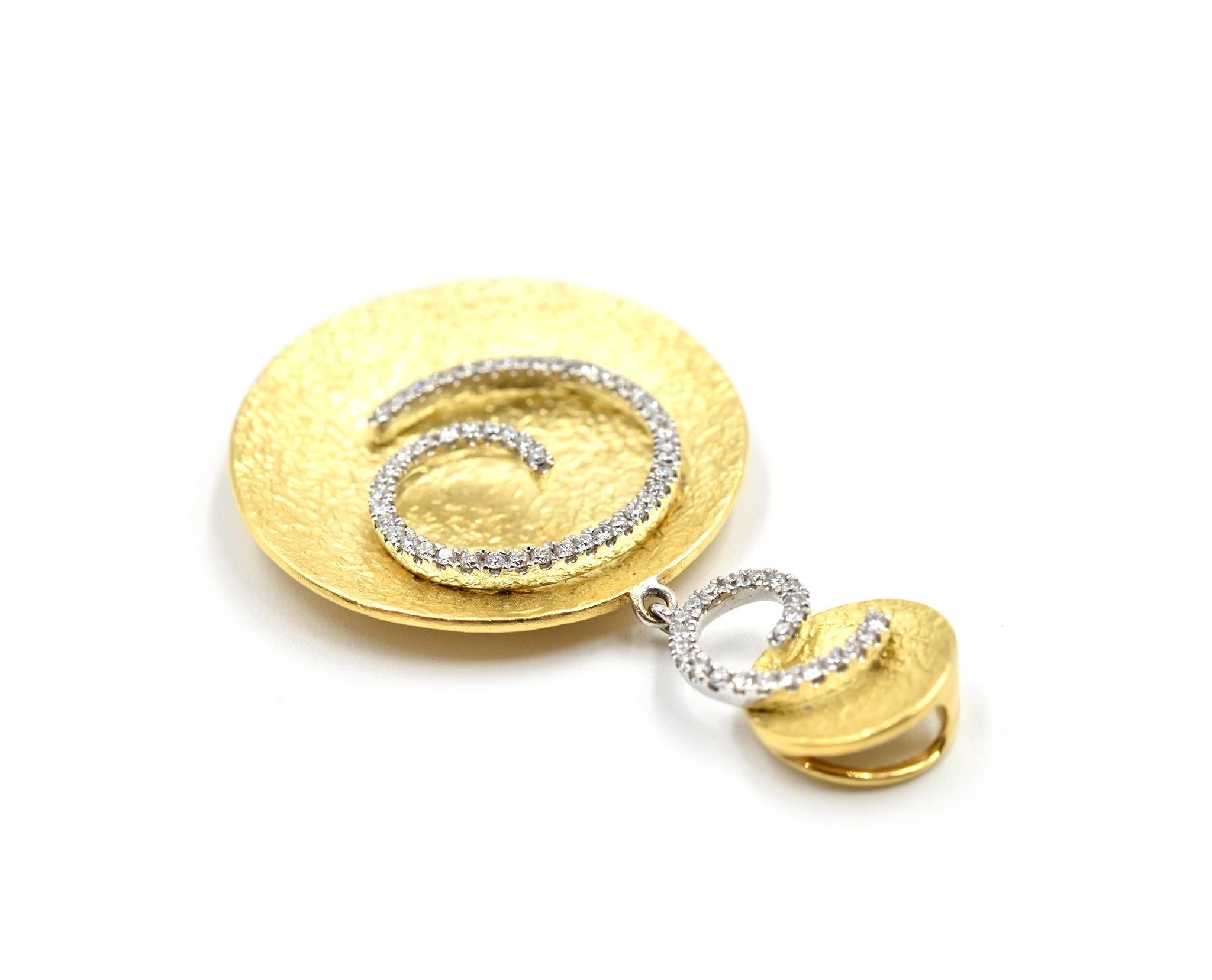 Taille ronde Pendentif tourbillon en or blanc et jaune 18 carats avec diamants de 0,22 carat en vente