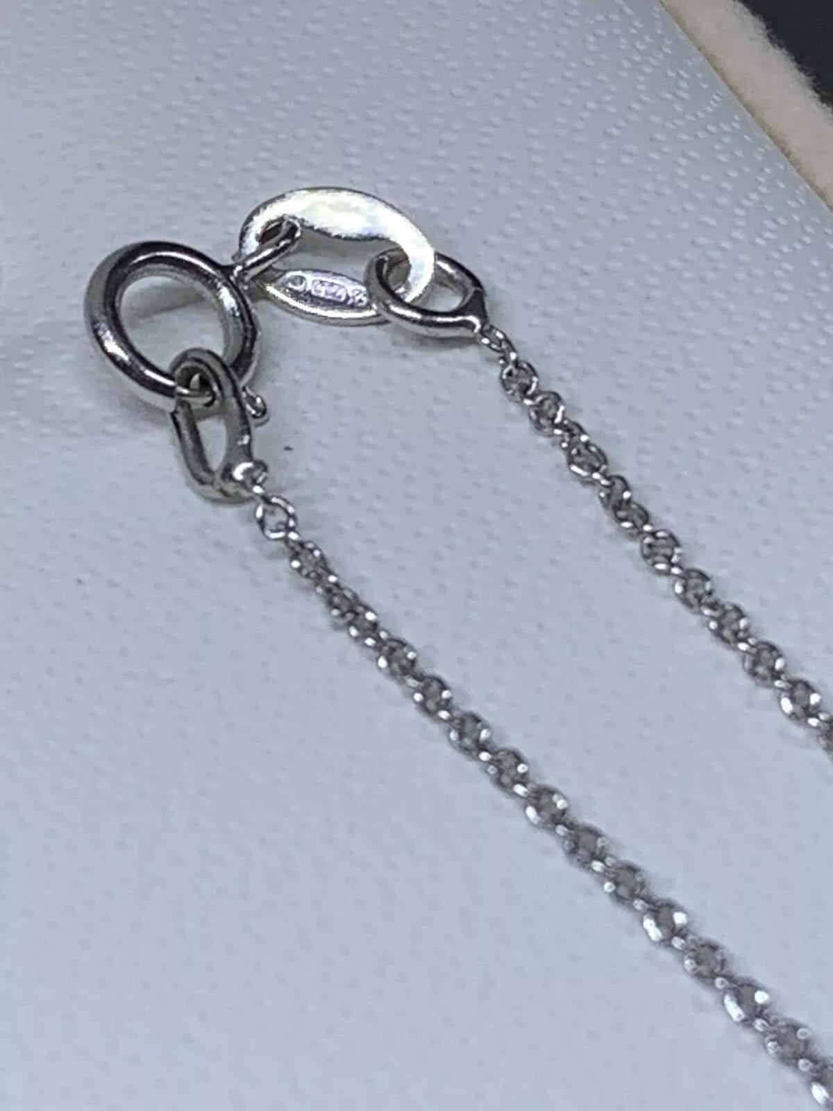 Collana con ciondolo a croce in oro bianco 22ct con diamanti e oro bianco 18ct.

Lunghezza della catena 16 pollici

Marchio di garanzia

Peso totale dei diamanti 0,22ct colore F chiarezza VVS1.

Scatola e valutazione incluse.


Questa bellissima