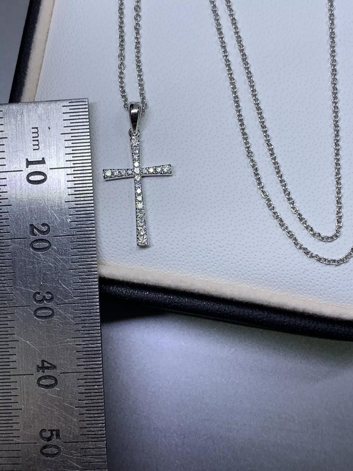 Taglio rotondo Collana con ciondolo a forma di croce con diamanti da 0,22 carati in oro bianco 18 carati in vendita