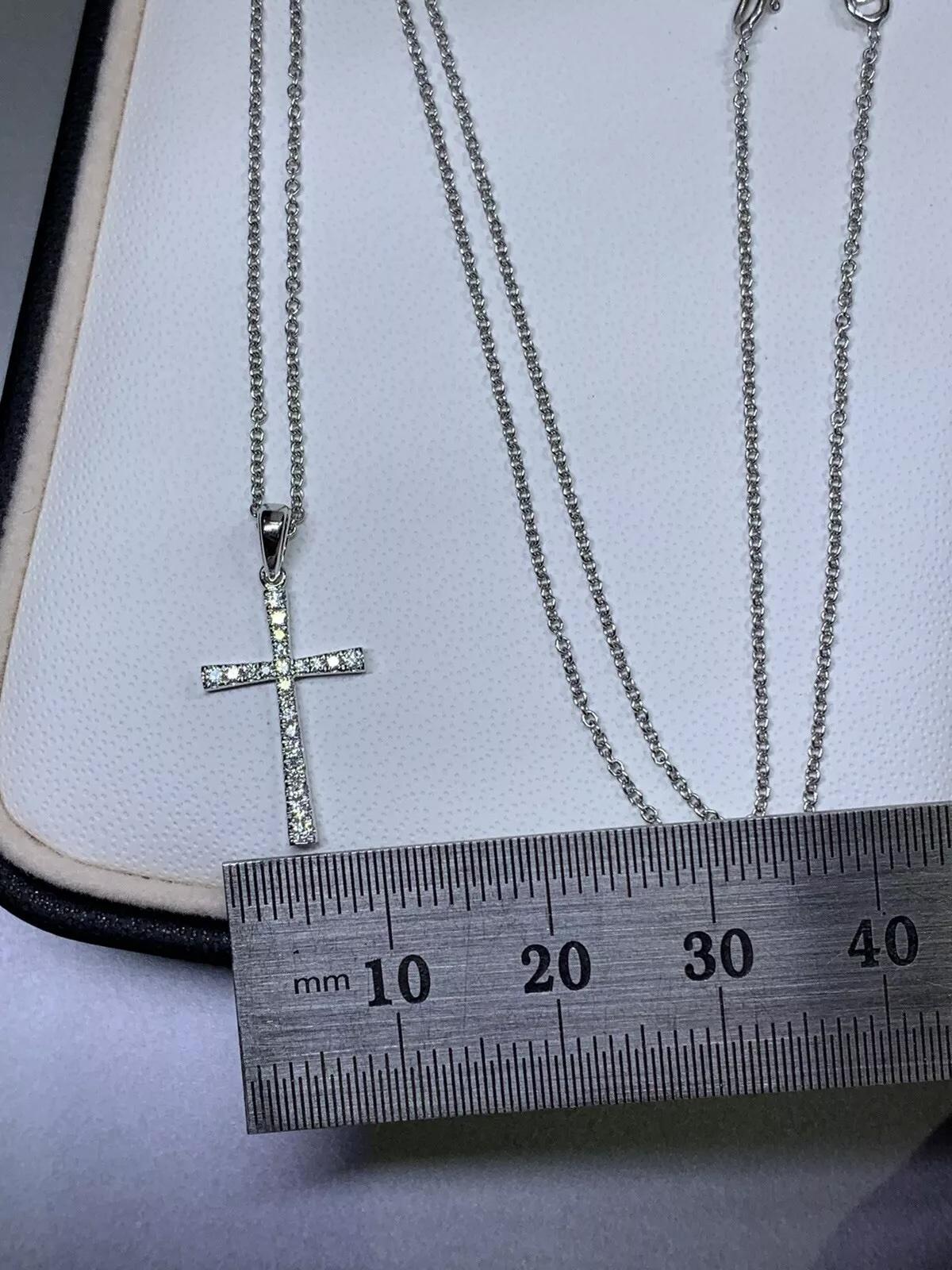 Collana con ciondolo a forma di croce con diamanti da 0,22 carati in oro bianco 18 carati In condizioni Nuovo in vendita a London, GB