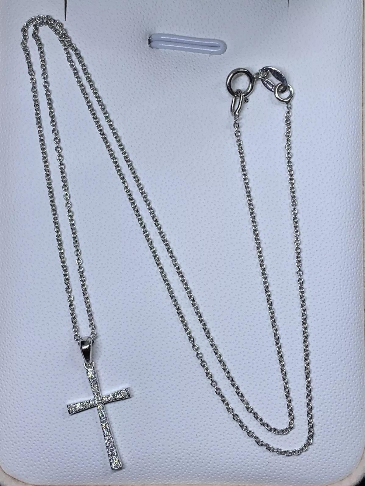 Donna Collana con ciondolo a forma di croce con diamanti da 0,22 carati in oro bianco 18 carati in vendita