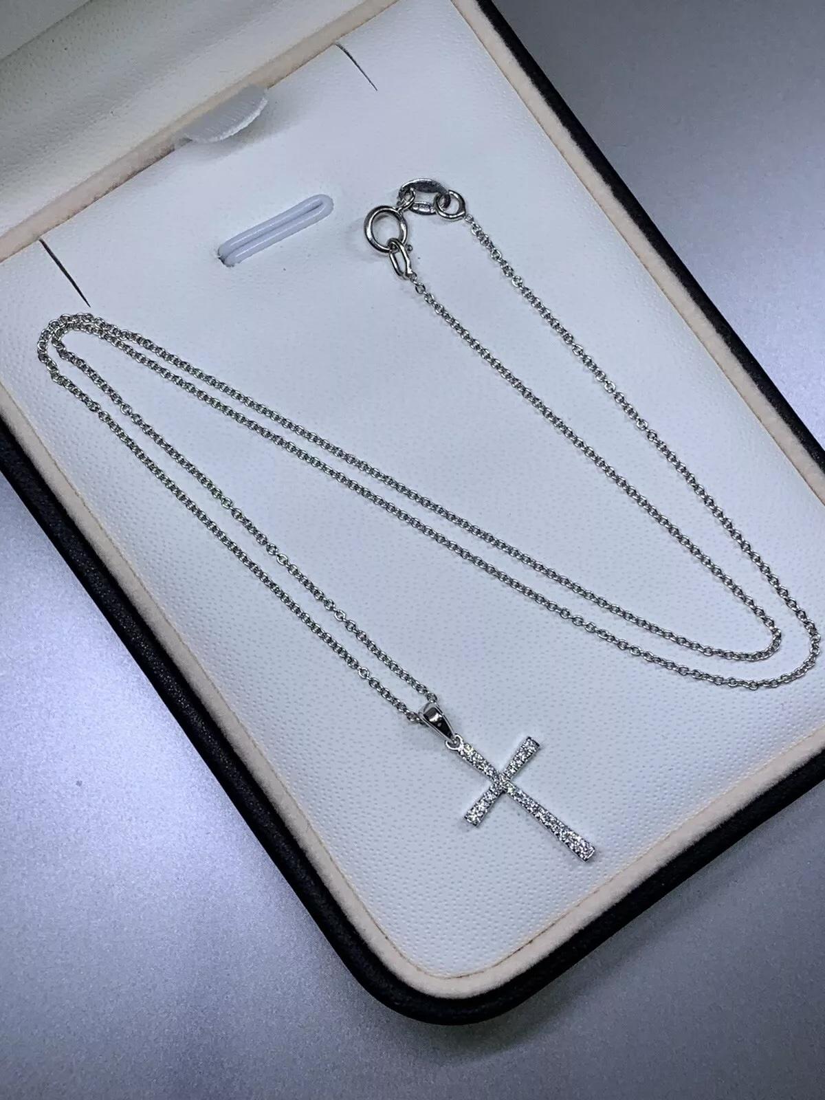 Collana con ciondolo a forma di croce con diamanti da 0,22 carati in oro bianco 18 carati in vendita 1