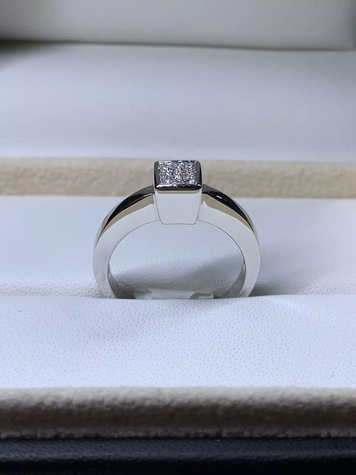 Round Cut 0.22ct Diamond Princess Illusion Set engagement ring in 14ct white gold For Sale