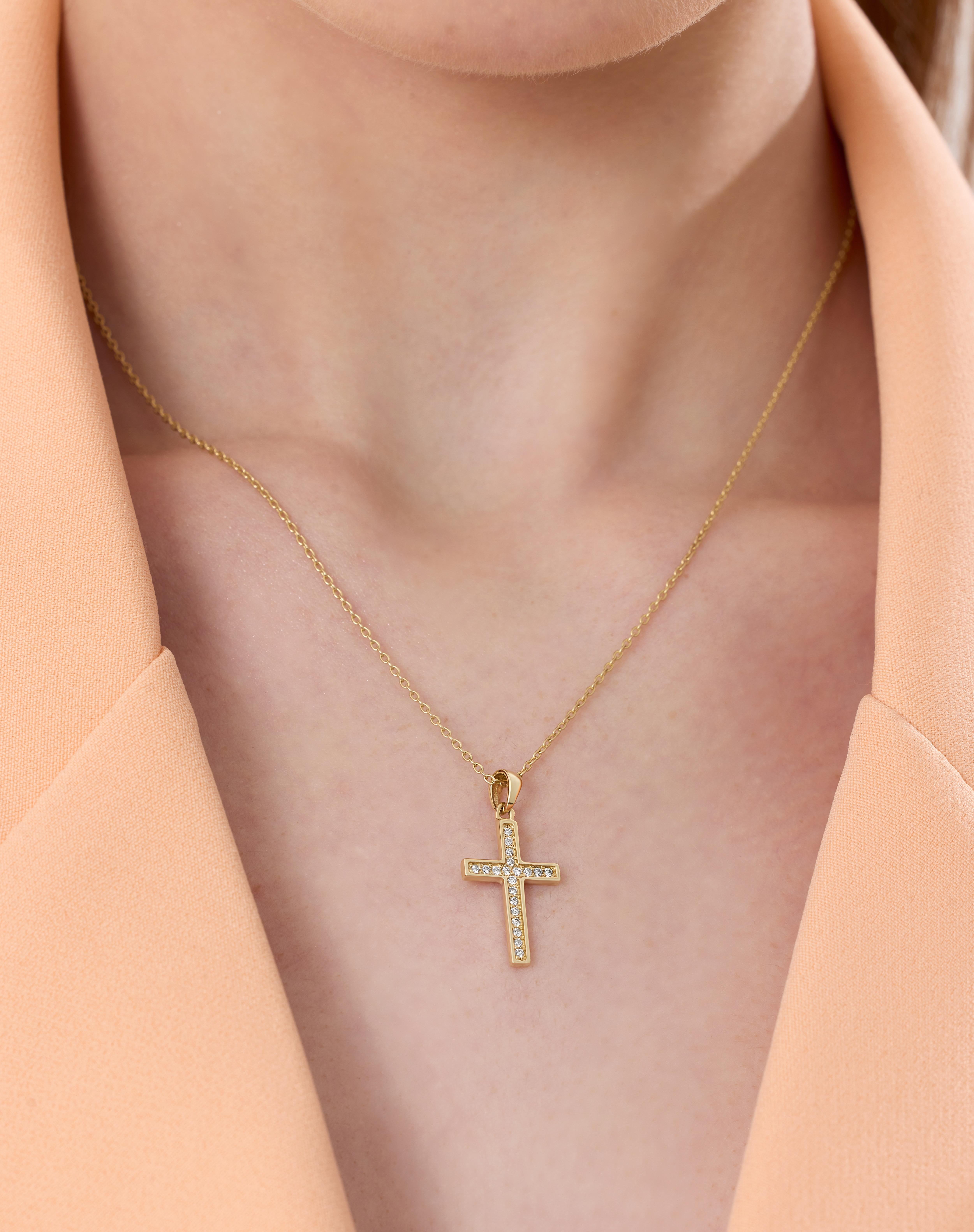 Les colliers en forme de croix de la Collection S symbolisent la foi, l'espoir et l'amour, tandis que les mains de Fatima, connues sous le nom de Hamsa, offrent protection et bénédiction. Tous deux sont ornés de diamants de haute qualité, créant un