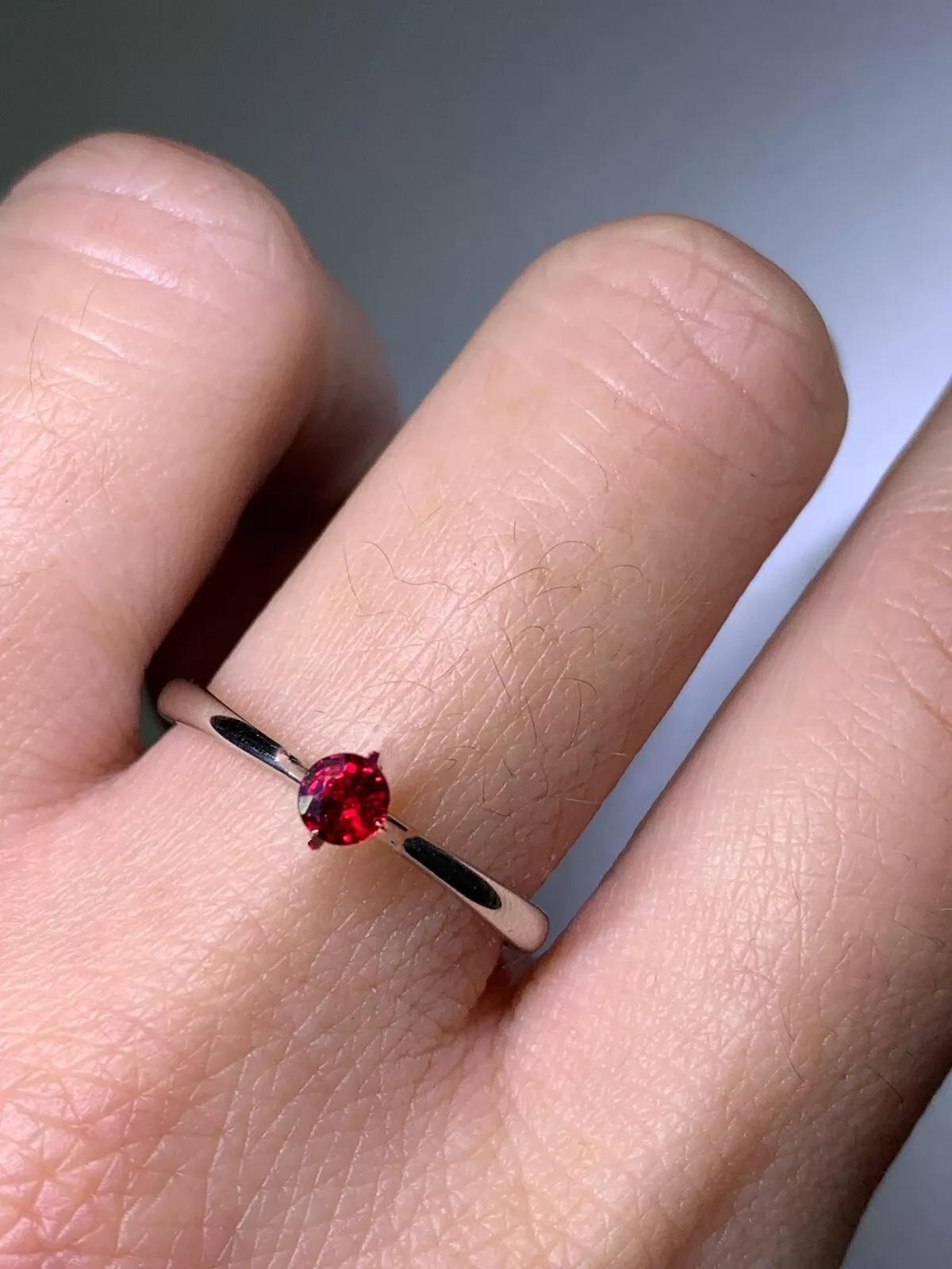 0.22ct Ruby Burma Pigeon Blood Solitaire Engagement Ring In Platinum In New Condition For Sale In London, GB