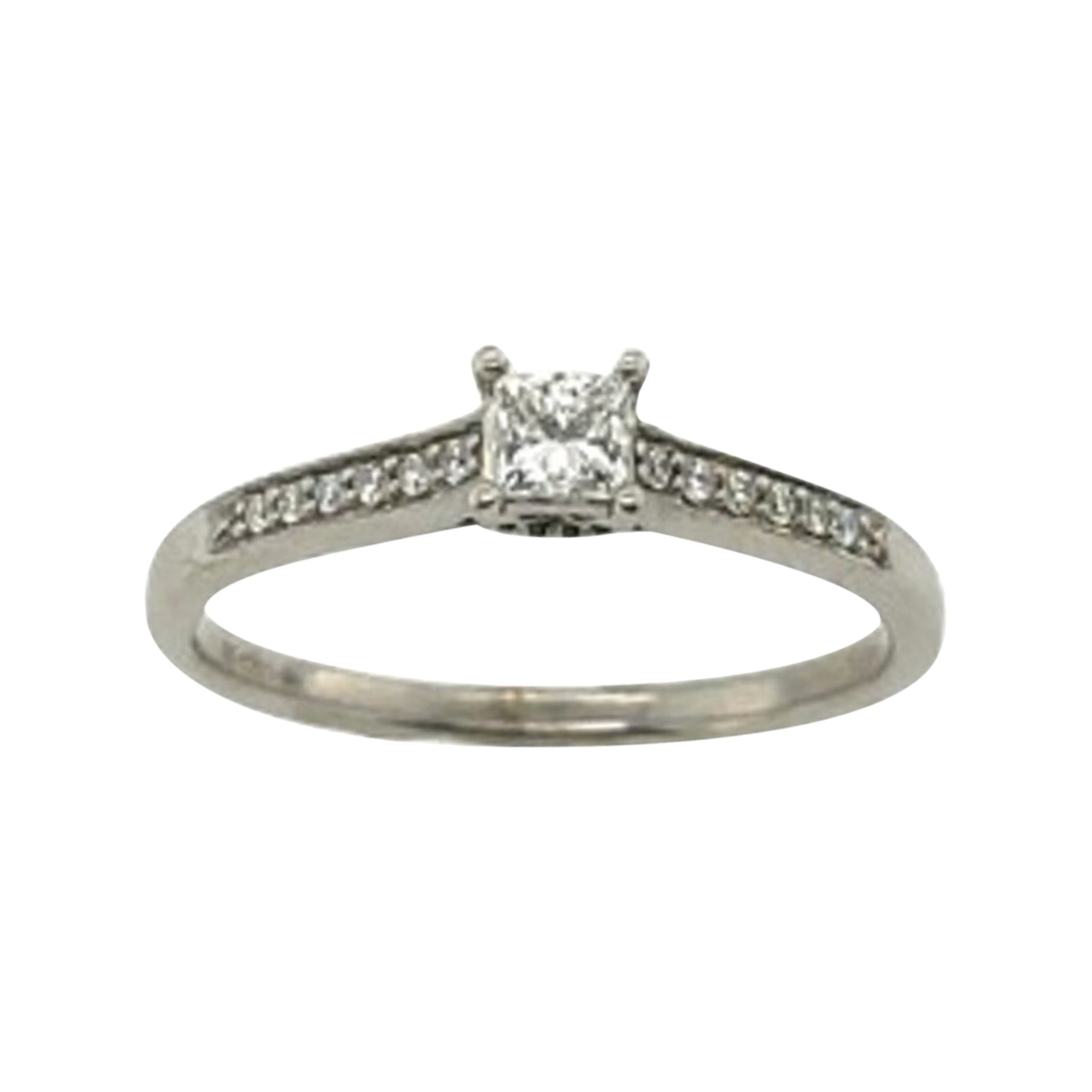 Bague de fiançailles en or blanc 9ct avec pierre centrale solitaire de 0,22 ct.
