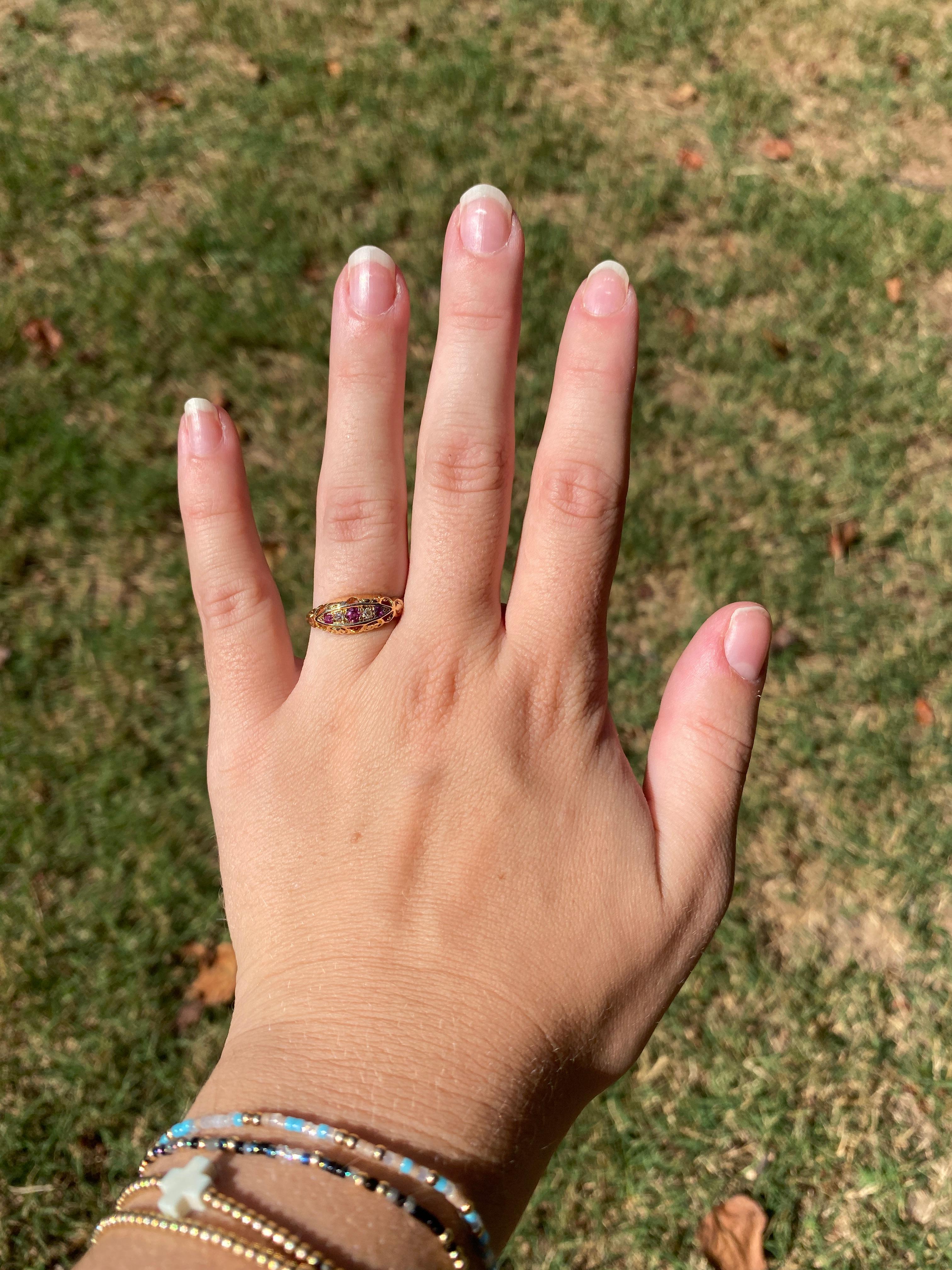 0.22ctw Ruby and Diamond Princess Band Ring, or jaune 18k, taille de bague 8.25 en vente 1