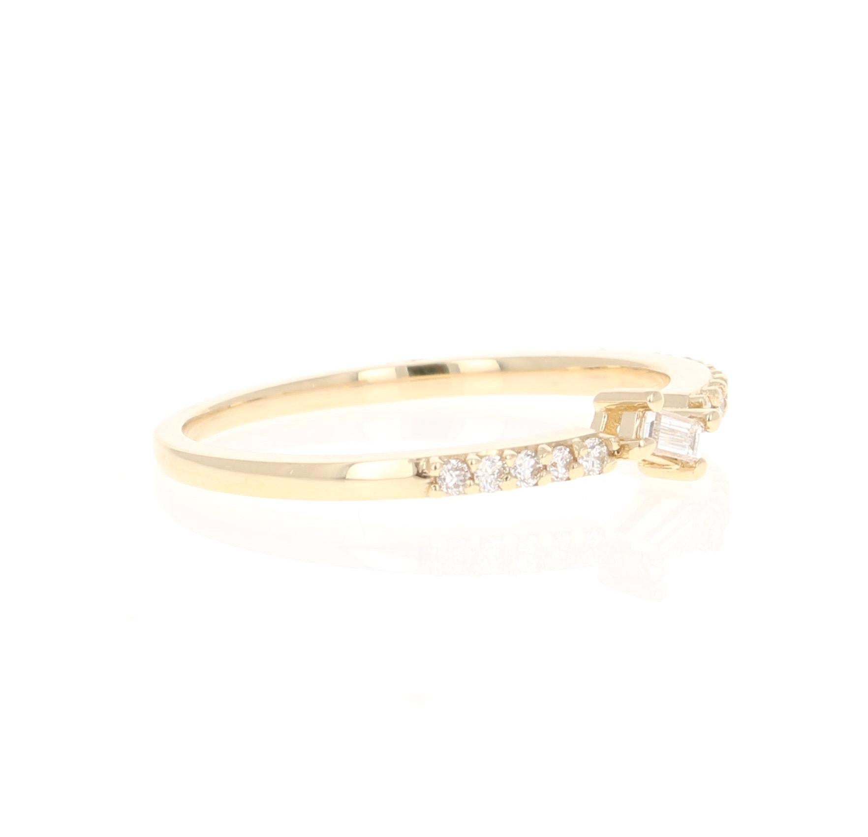 Einzigartiges und süßes Band, das als einzelnes Band getragen oder mit anderen Bändern in anderen Goldfarben gestapelt werden kann! 

Dieser Ring hat einen Diamanten im Baguetteschliff mit einem Gewicht von 0,07 Karat (Reinheit: VS, Farbe: H) und