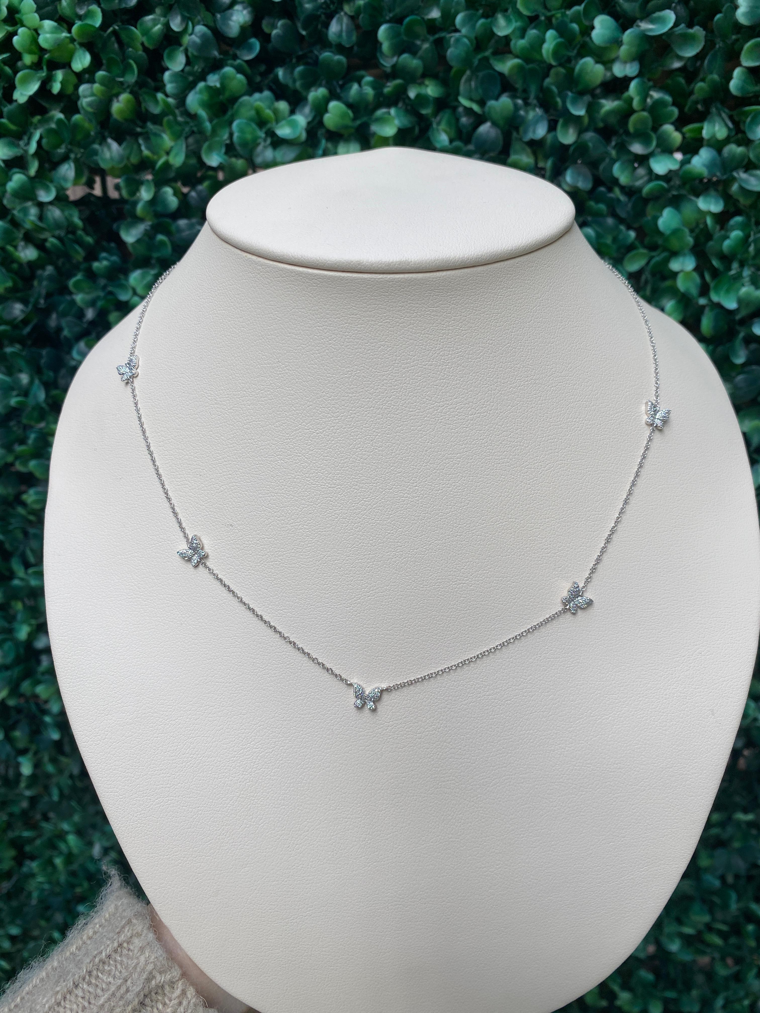 Dieses Collier aus 14 Karat Weißgold besteht aus 5 Schmetterlingen mit einem Gesamtgewicht von 0,23 Karat in Diamanten, die in 14 Karat Weißgold gefasst sind. Es ist eine 18