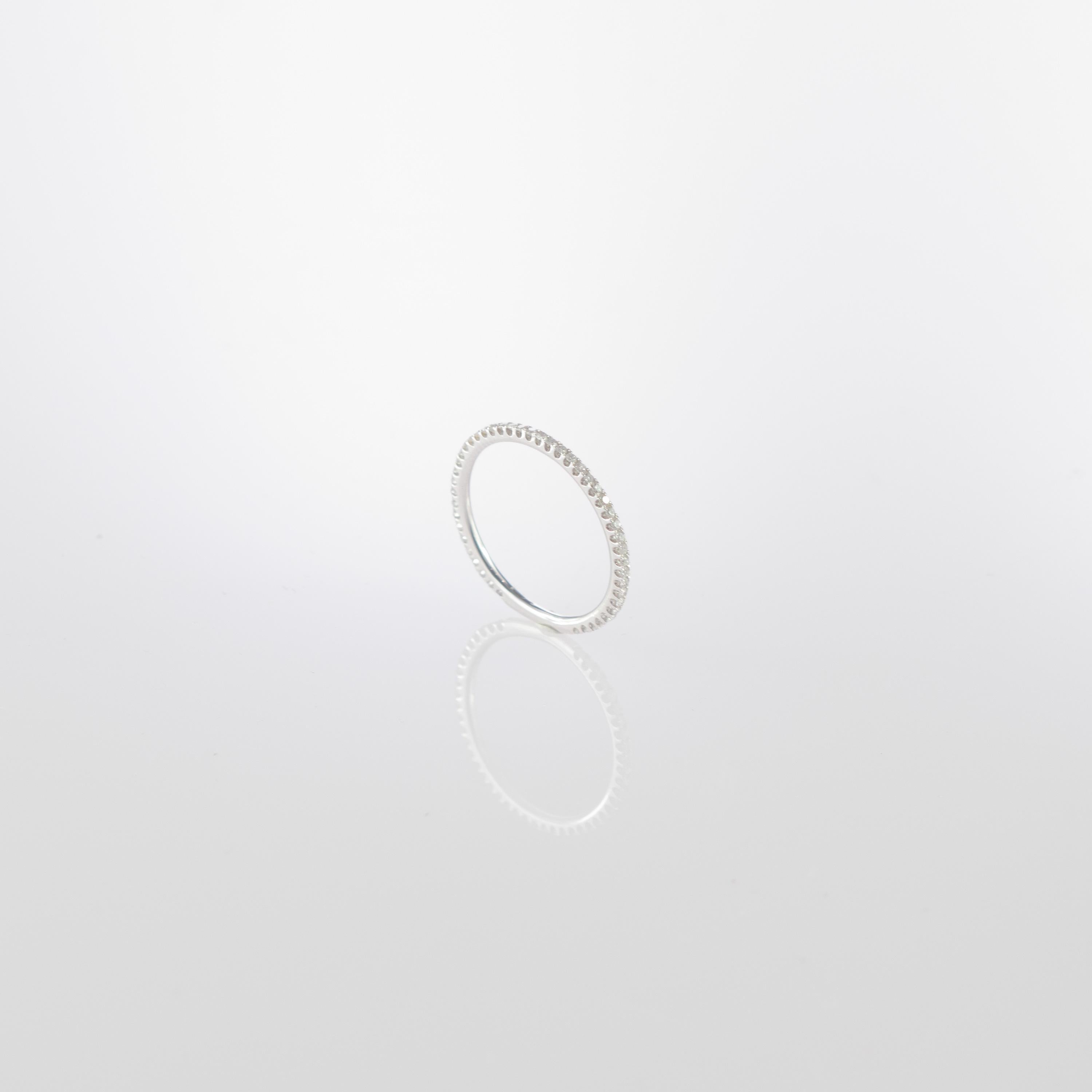 Splendido e impressionante anniversario dal design ultra sottile con un'onda moderna. Anello cocktail in oro bianco 18 carati impreziosito da diamanti da 0,23 carati con taglio tondo brillante.  Il gruppo di diamanti condivide lo spazio del gioiello