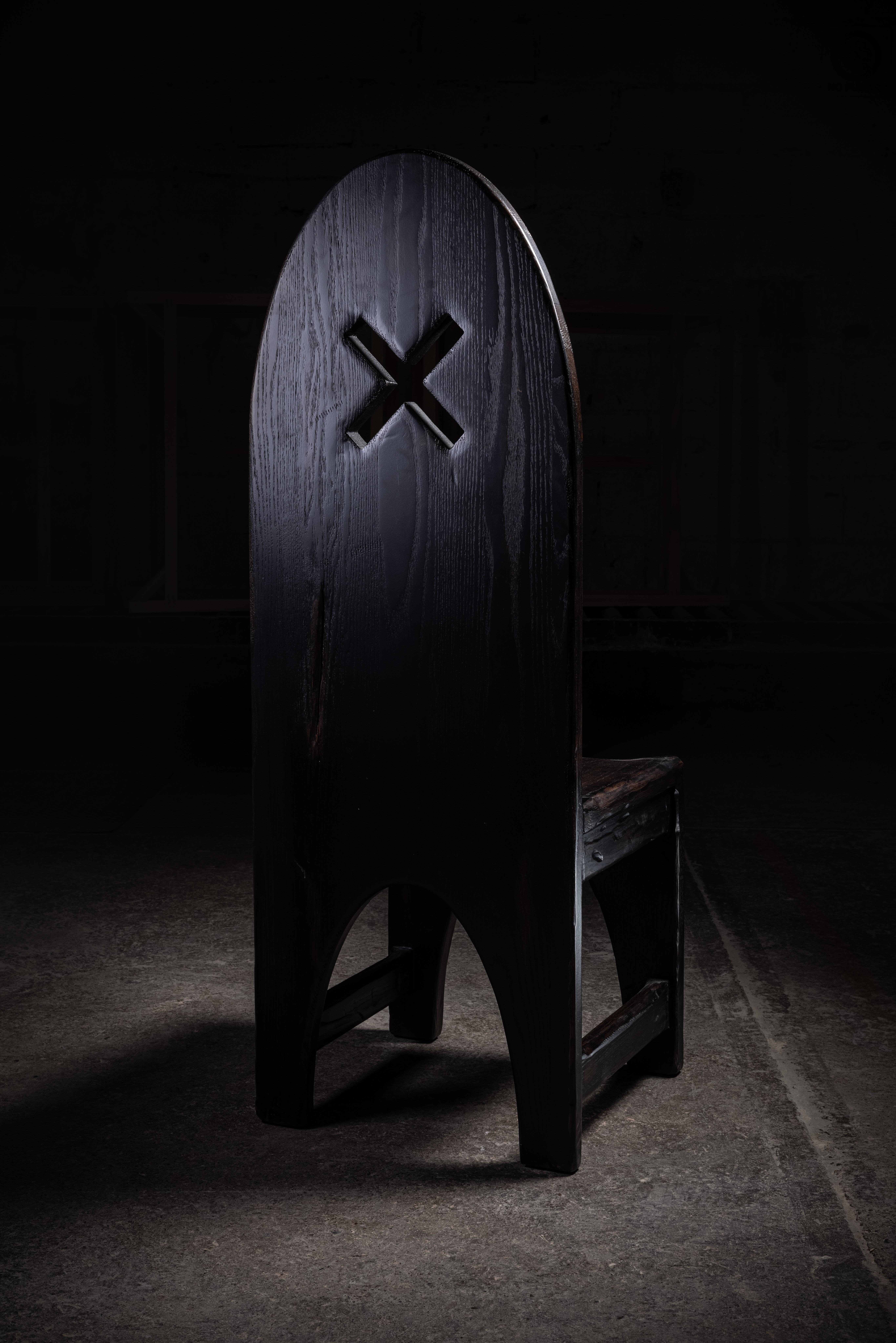 Chaise en chêne massif noir patiné avec détails en x.