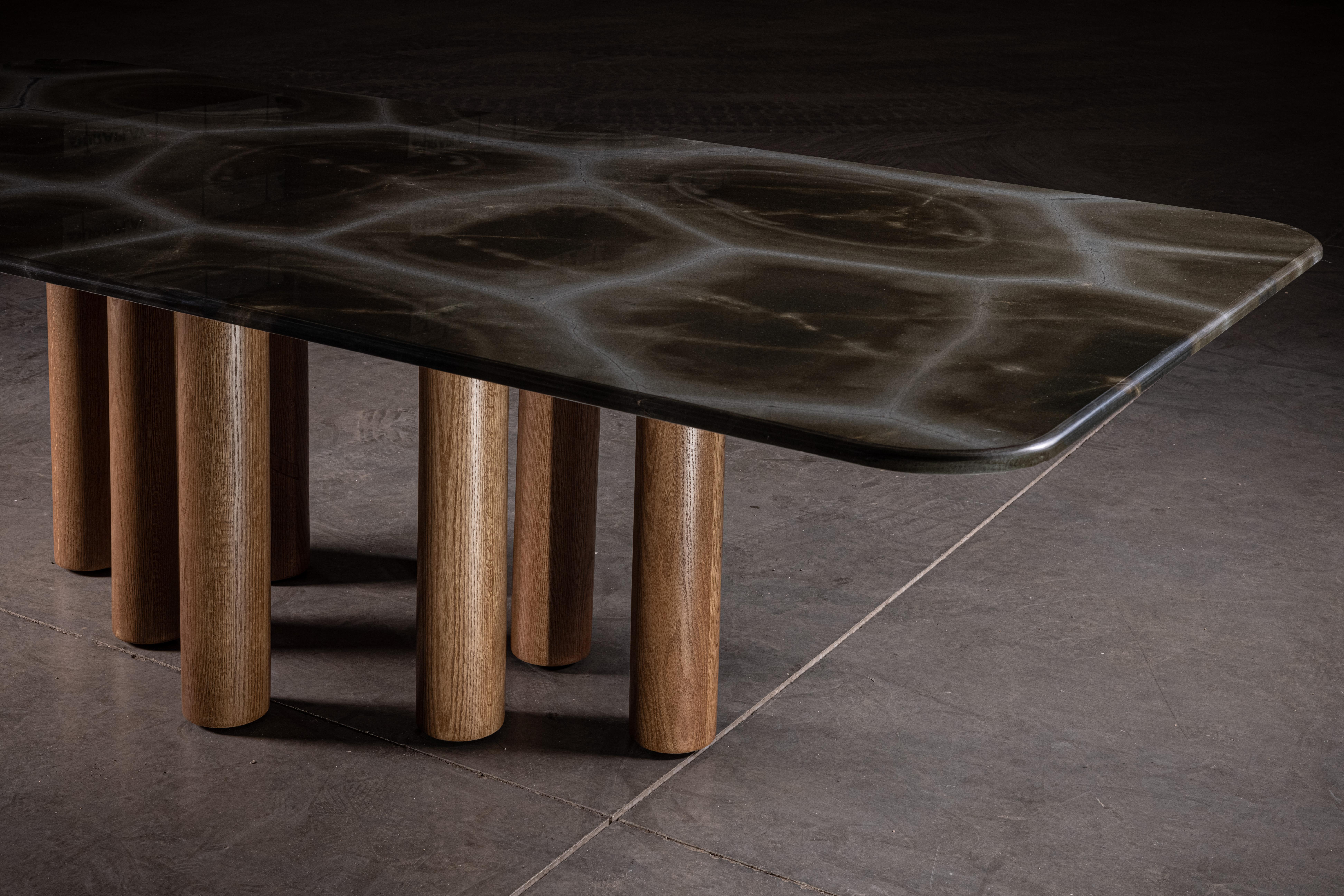 Moderne 023 Table de salle à manger ovale en Warm Solid Oak et plateau en Turtle Quartzite par No Age Studio en vente