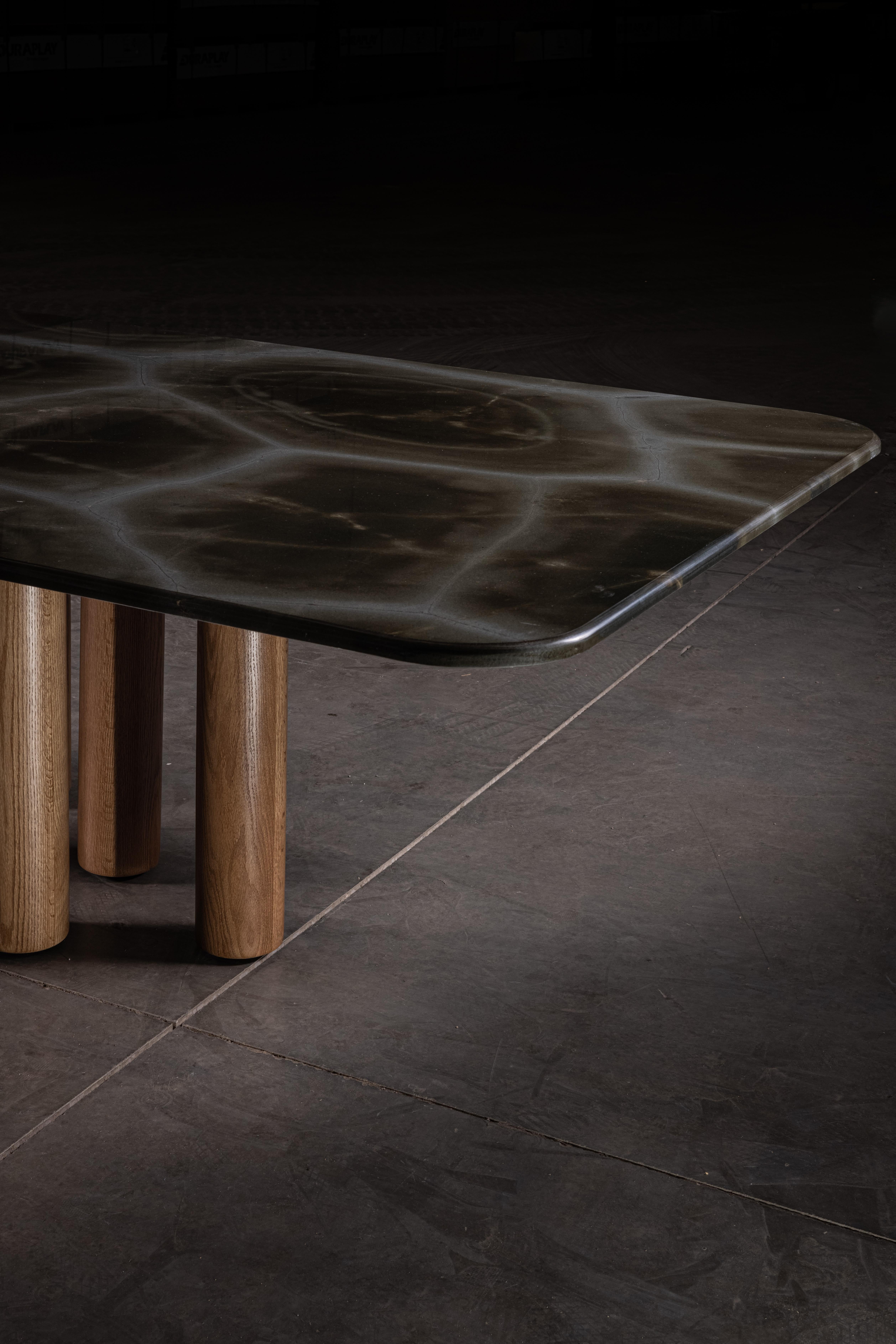 Mexicain 023 Table de salle à manger ovale en Warm Solid Oak et plateau en Turtle Quartzite par No Age Studio en vente