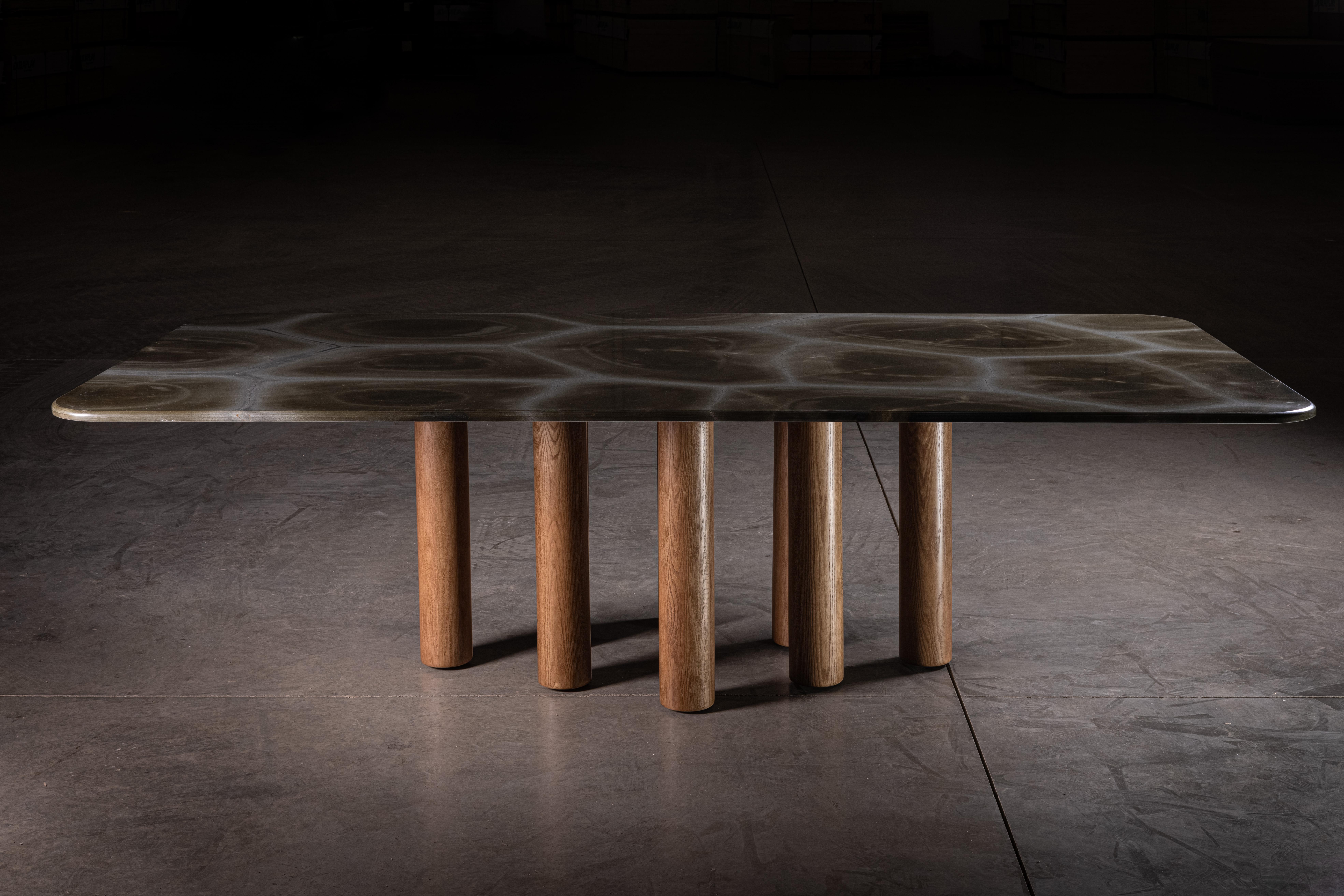 023 Table de salle à manger ovale en Warm Solid Oak et plateau en Turtle Quartzite par No Age Studio Neuf - En vente à Geneve, CH