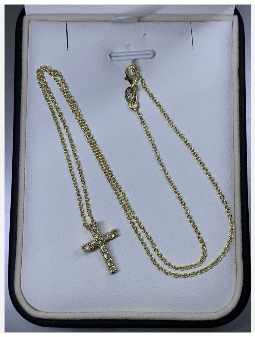 0.23ct Diamond Cross Chunky Pendentif en or jaune 18ct 16 pouces
Ajoutez une touche d'élégance à votre tenue avec ce superbe pendentif Diamond Cross Chunky en or jaune 18ct. Le pendentif présente un design en forme de croix avec 0,23ct de diamants