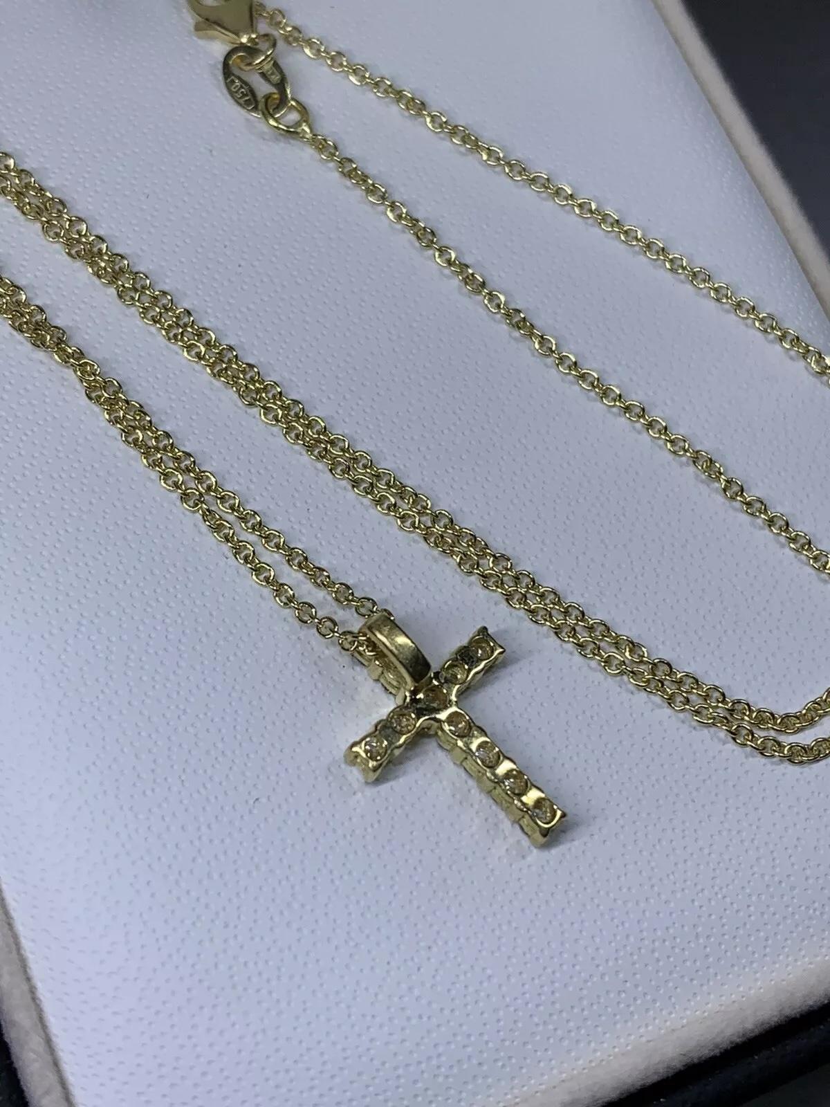 Ajoutez une touche d'élégance à votre tenue avec ce superbe pendentif Diamond Cross Chunky en or jaune 18ct. Le pendentif présente un design en forme de croix avec 0,23ct de diamants naturels en sertissage pavé. Le collier mesure 16 pouces de long