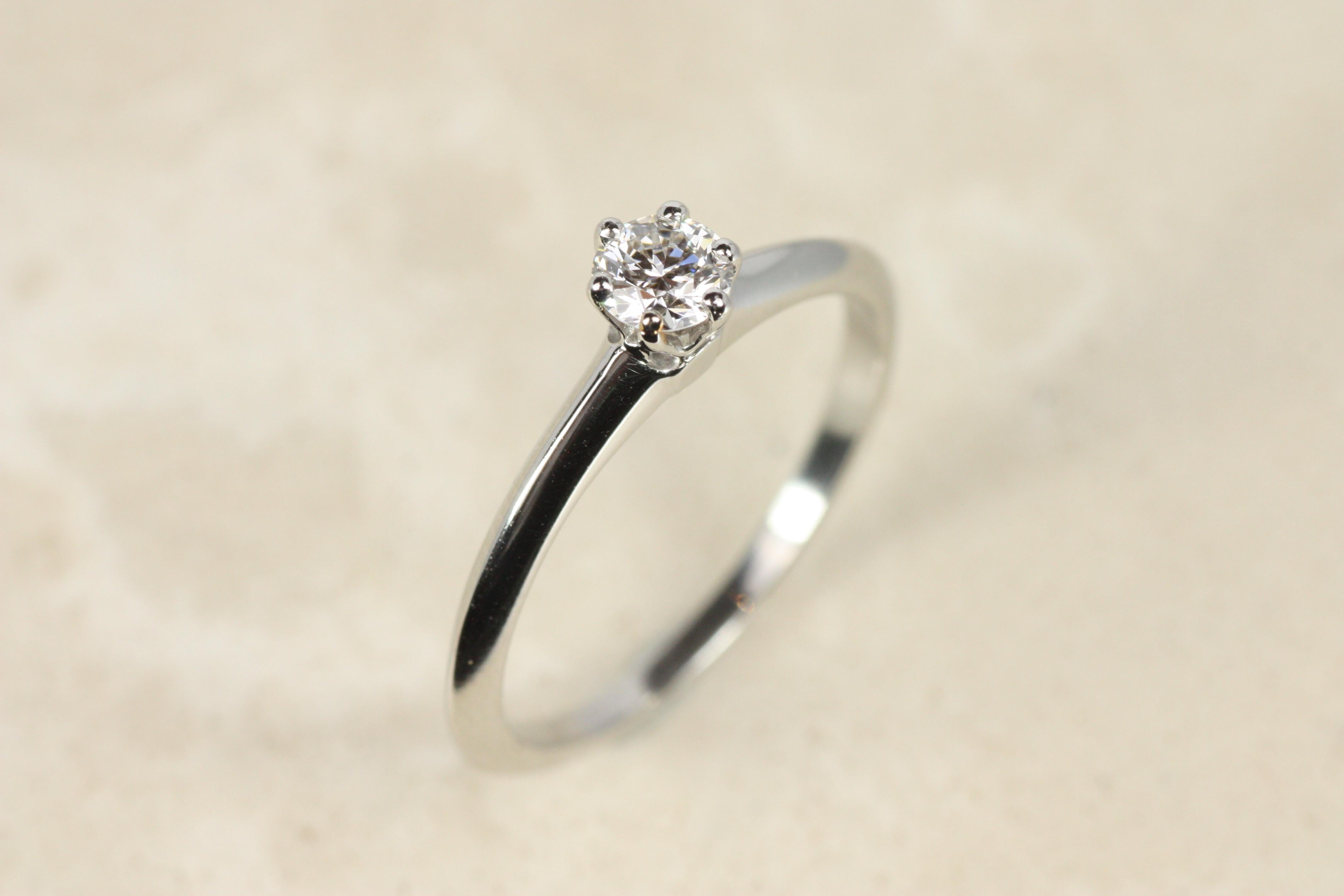 Taille ronde Bague de fiançailles solitaire à diamant de 0,23ct Tiffany & Co. Platine à lame tranchante en vente