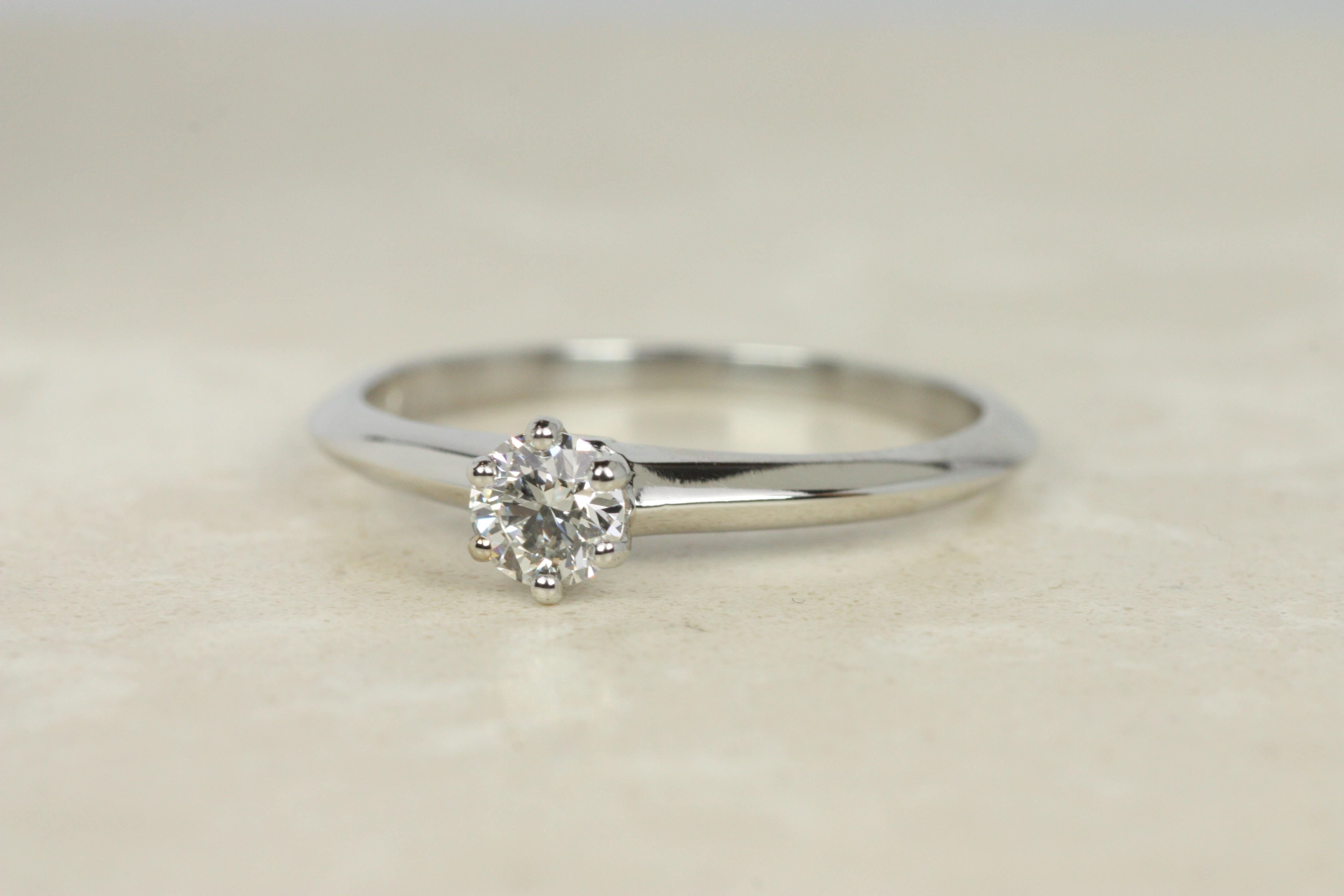 Bague de fiançailles solitaire à diamant de 0,23ct Tiffany & Co. Platine à lame tranchante Bon état - En vente à Santa Monica, CA
