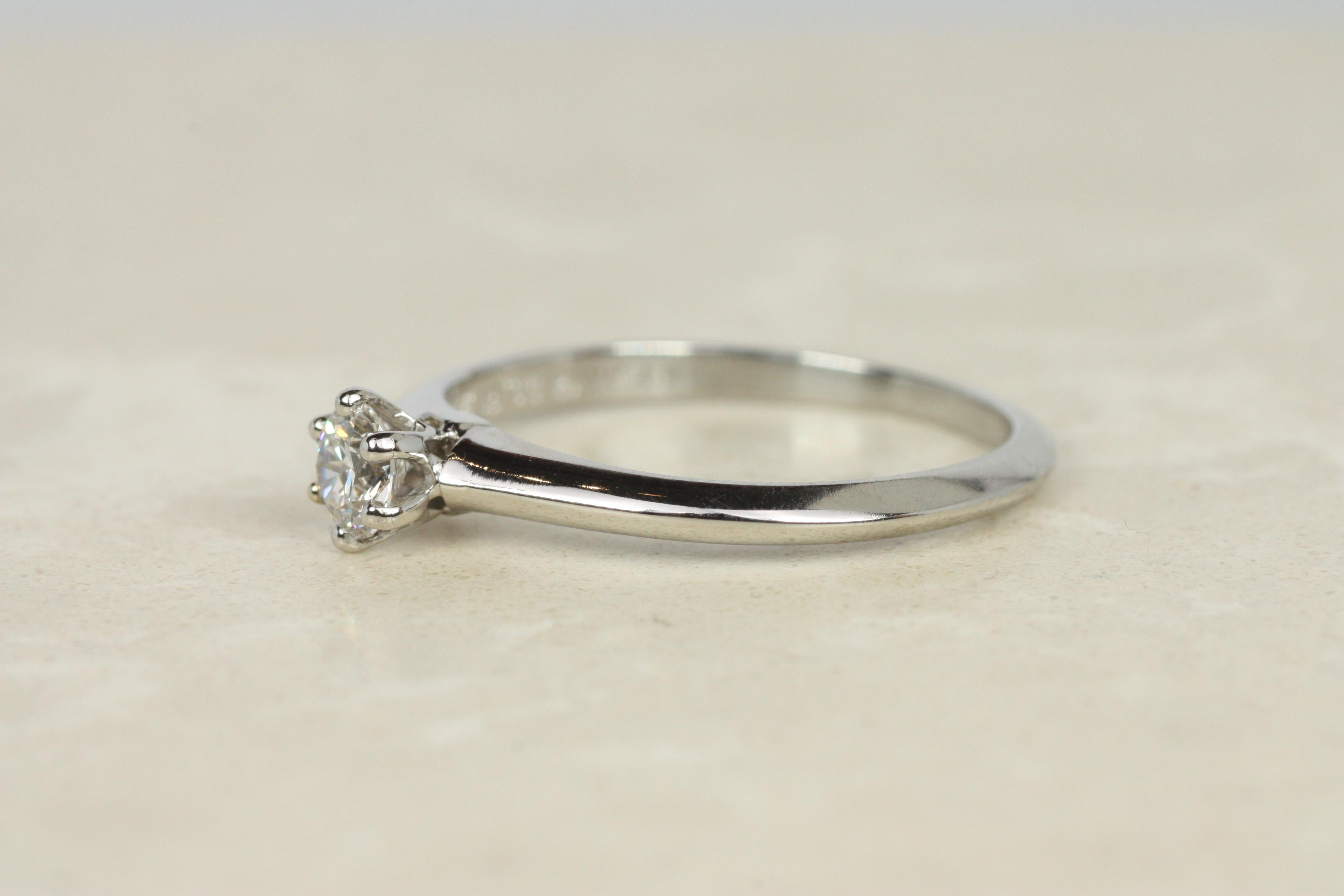 Bague de fiançailles solitaire à diamant de 0,23ct Tiffany & Co. Platine à lame tranchante Pour femmes en vente