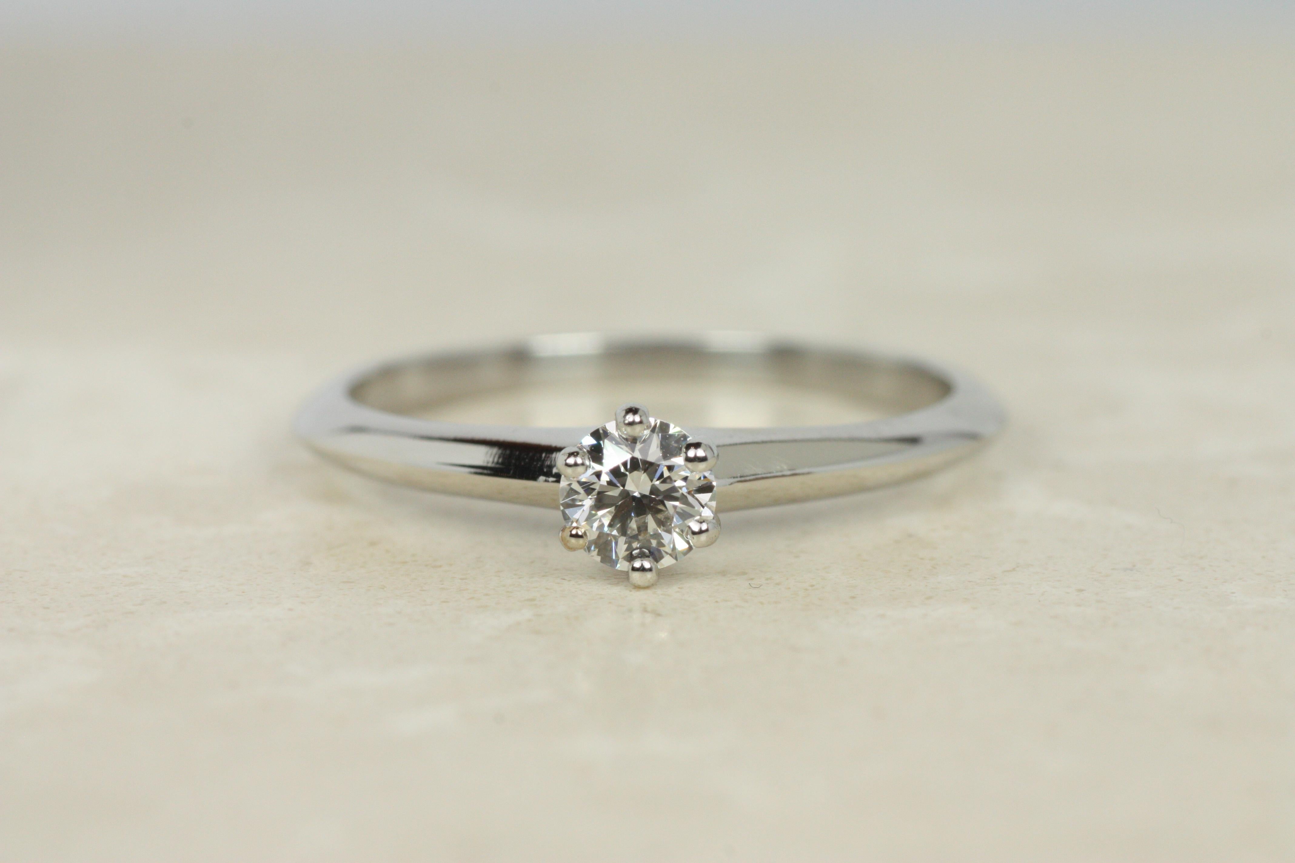 Bague de fiançailles solitaire à diamant de 0,23ct Tiffany & Co. Platine à lame tranchante en vente 3