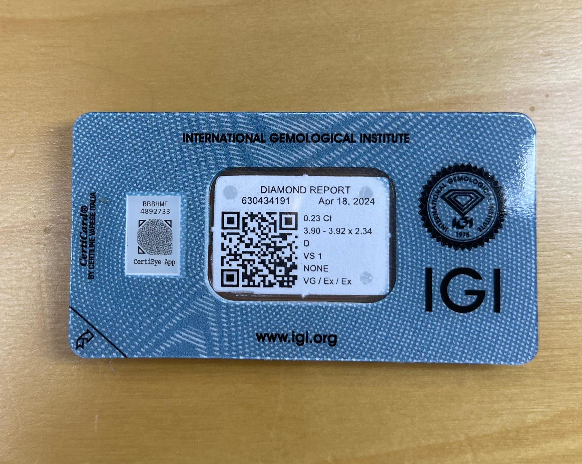 Moderno 0.23CT Brilliante rotondo certificato IGI in vendita