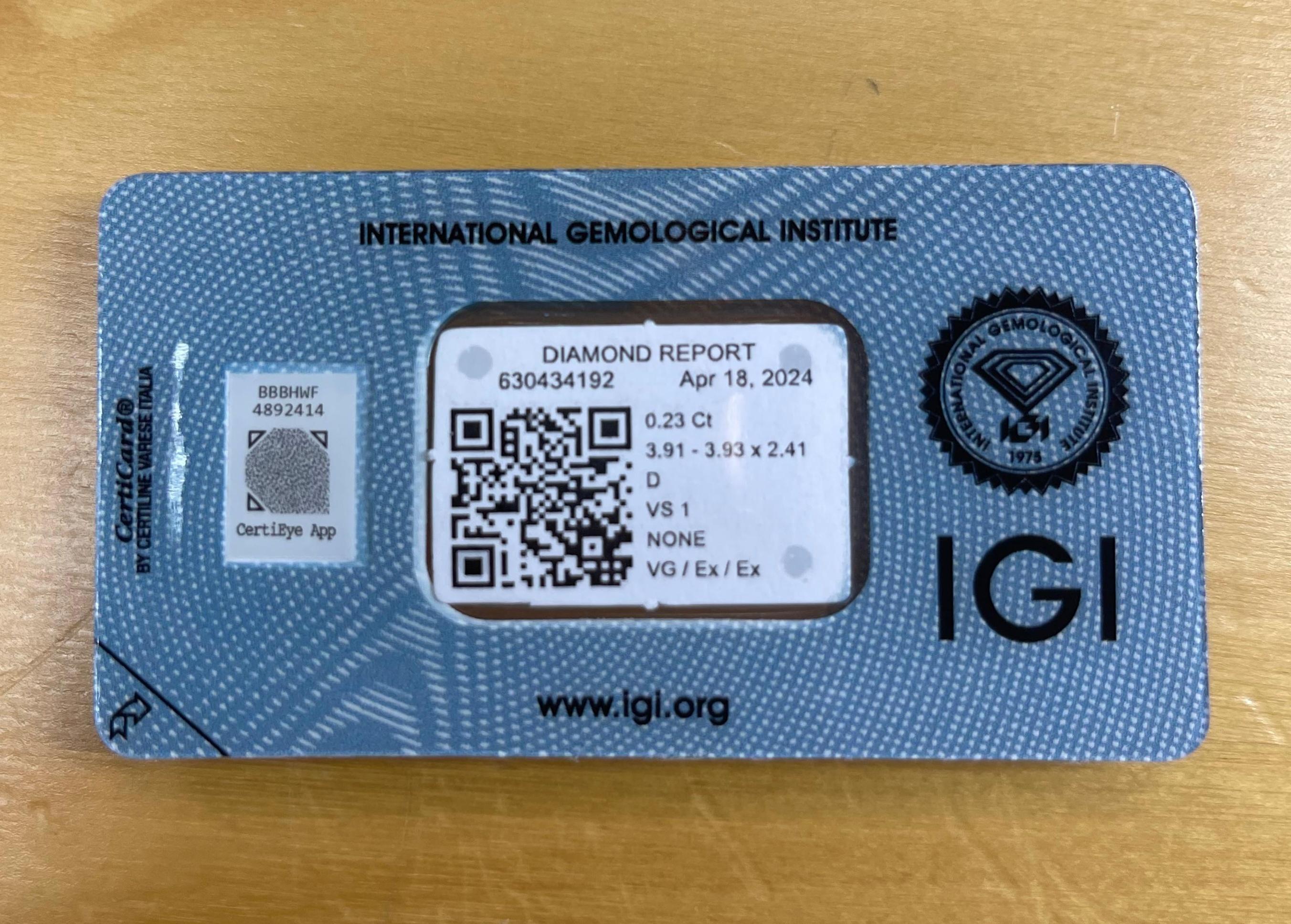Moderne 0.23CT IGI Certified Round Brilliante en vente