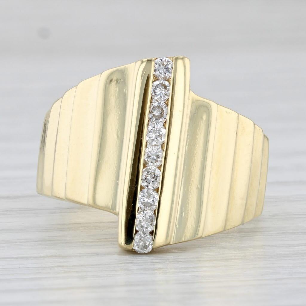 Round Cut 0.23ctw Diamond Beveled Ring 18k Yellow Gold Size 8 For Sale