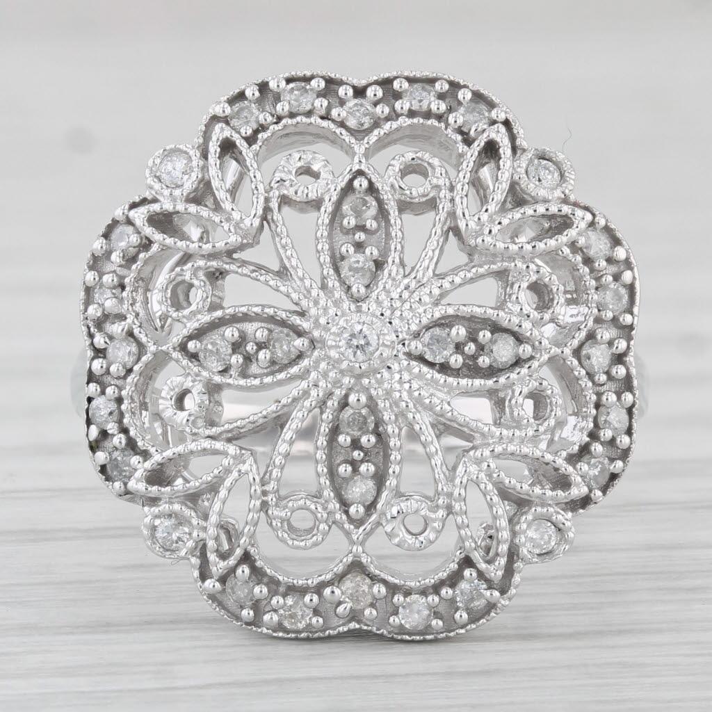 Taglio rotondo Anello in filigrana con fiore di diamante da 0,23 ct. in oro bianco 14k misura 9 Cocktail in vendita