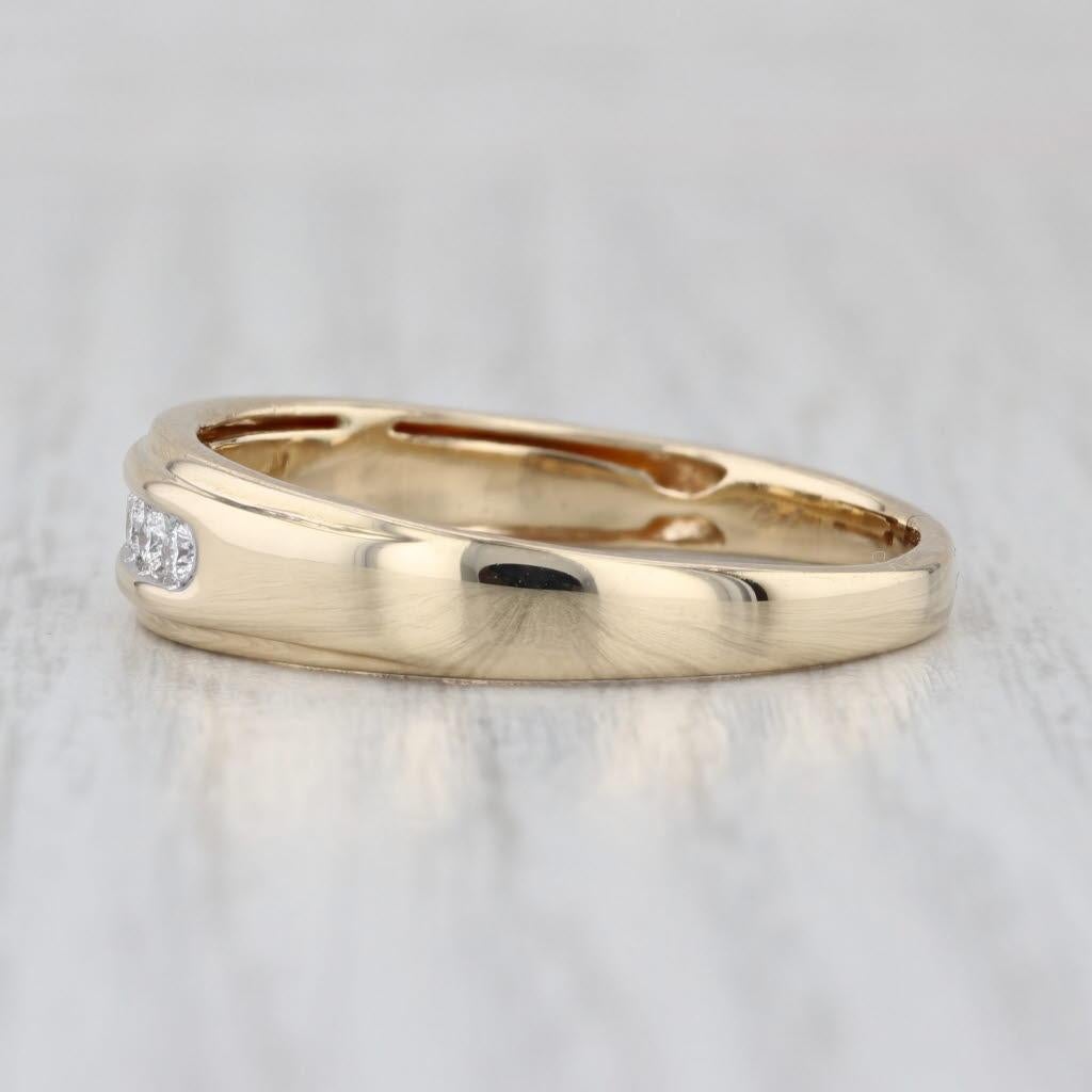 Información sobre la gema:
- Diamantes naturales -
Quilates totales - 0,23ctw
Talla - Redonda brillante
Color - G - H
Claridad - VS2 - SI2

Metal: Oro amarillo de 14 quilates
Peso: 4.5 gramos 
Sellos: 14k
Altura de la cara: 6.1 mm 
Altura sobre el