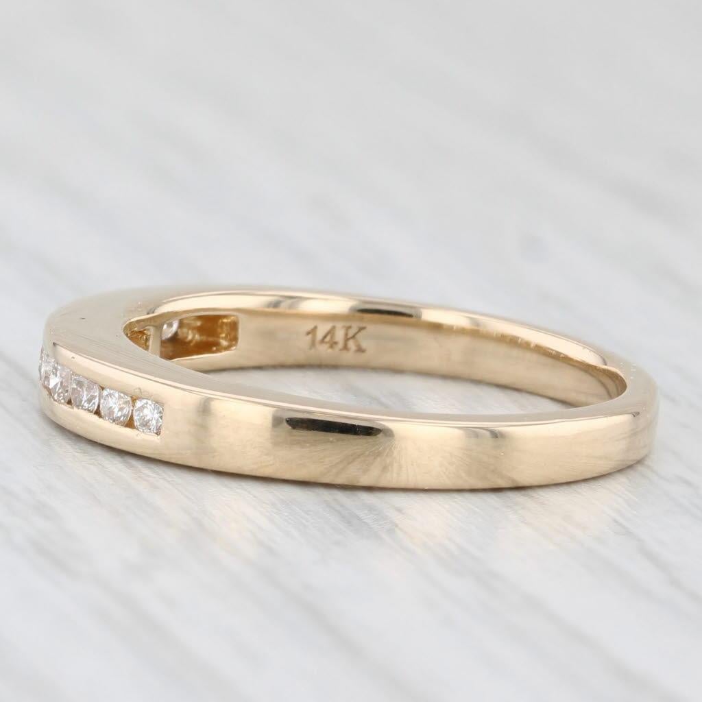 Informations sur les pierres précieuses :
- Diamants naturels -
Total des carats - 0.23ctw
Taille - Brilliante ronde
Couleur - H - I
Clarté - VS2 - SI2

Métal : Or jaune 14k
Poids : 3.3 grammes 
Timbres : 14k
Hauteur de la face : 3.1 mm 
Hauteur