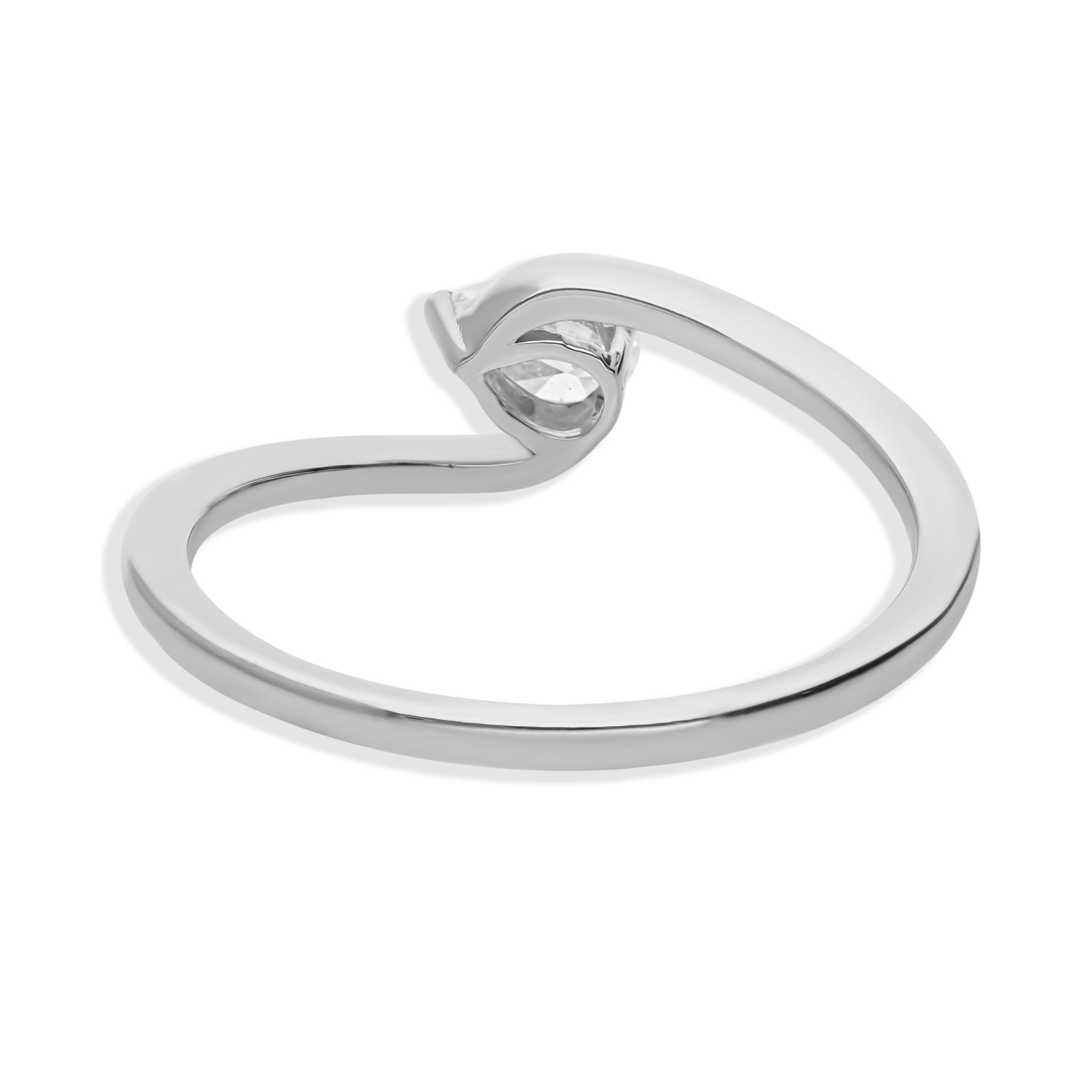 Fundido en oro de 18 quilates, este exquisito anillo está engastado con 0,24 quilates de brillantes diamantes.

SIGUE LA TIENDA DE SPECTRUM JEWELS para ver la última colección y piezas exclusivas. Spectrum Jewels se enorgullece de ser uno de los
