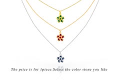 Collana con fiori di rubino, zaffiro e smeraldo da 0,24 carati in oro 18 carati