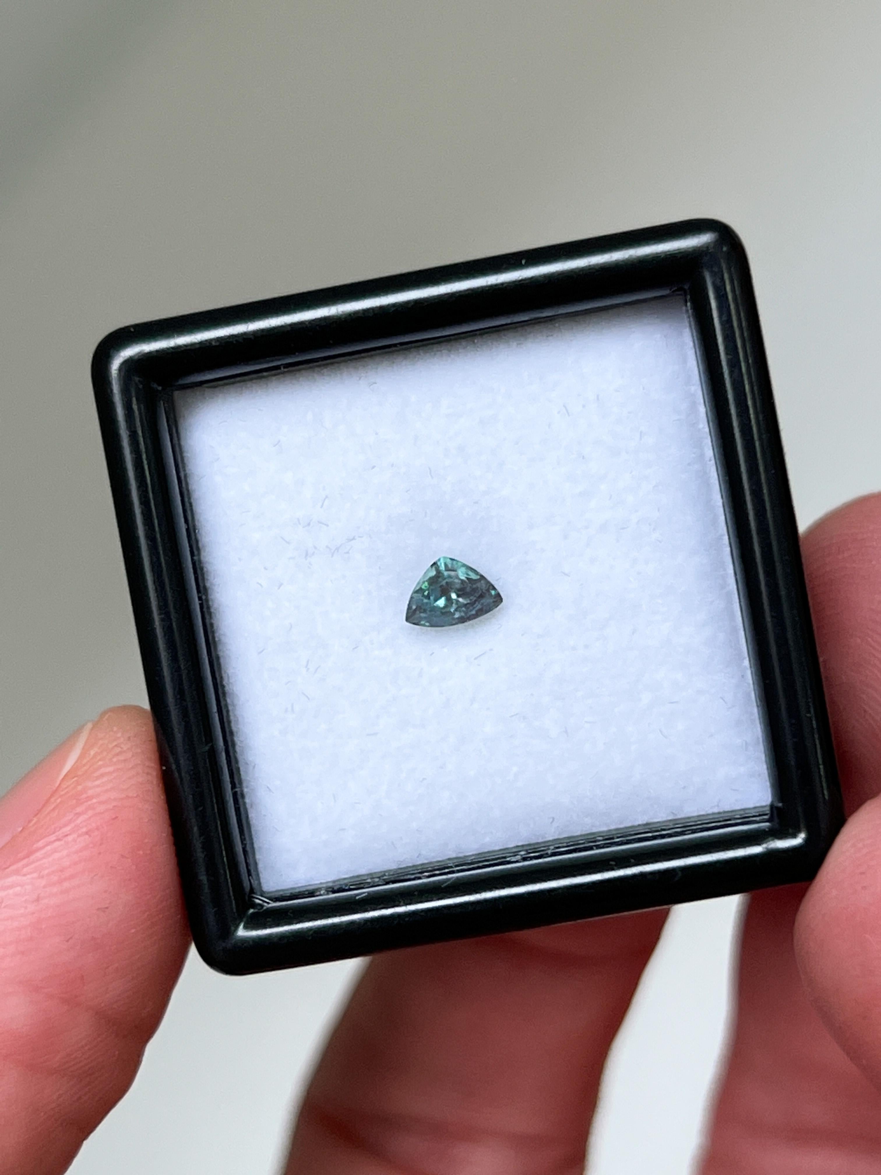 Taille trillion Poids de 0,24 carat, alexandrite russe à couleur naturelle changeante  en vente