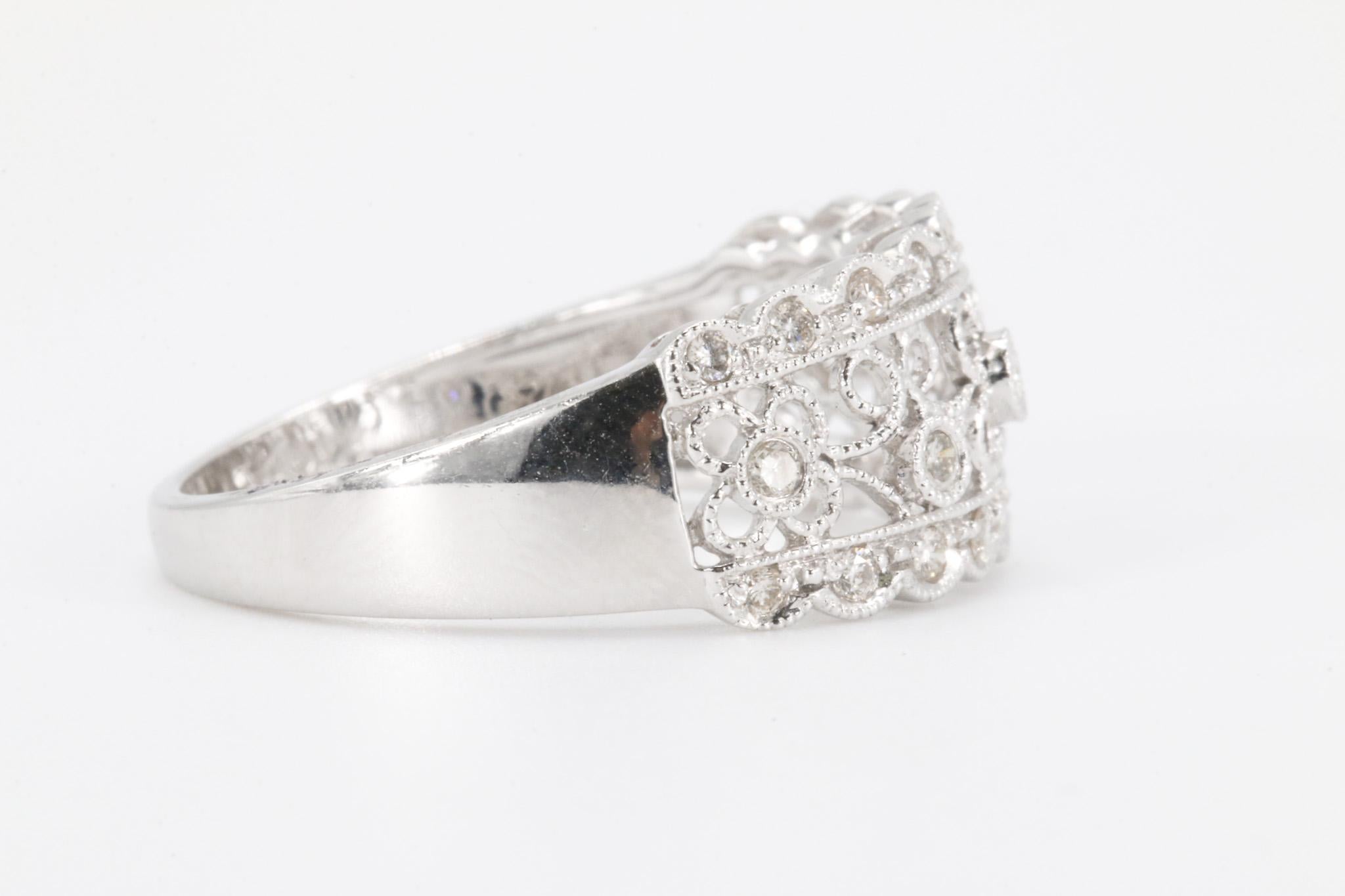 Runder Brillant-Diamantring (0,24 CTW) aus 14 Karat Wei�ßgold.

Dieser elegante Diamantring aus 14 Karat Weißgold zeichnet sich durch ein raffiniertes, konisch zulaufendes Design aus, das mit 23 schimmernden, runden Diamanten im Brillantschliff