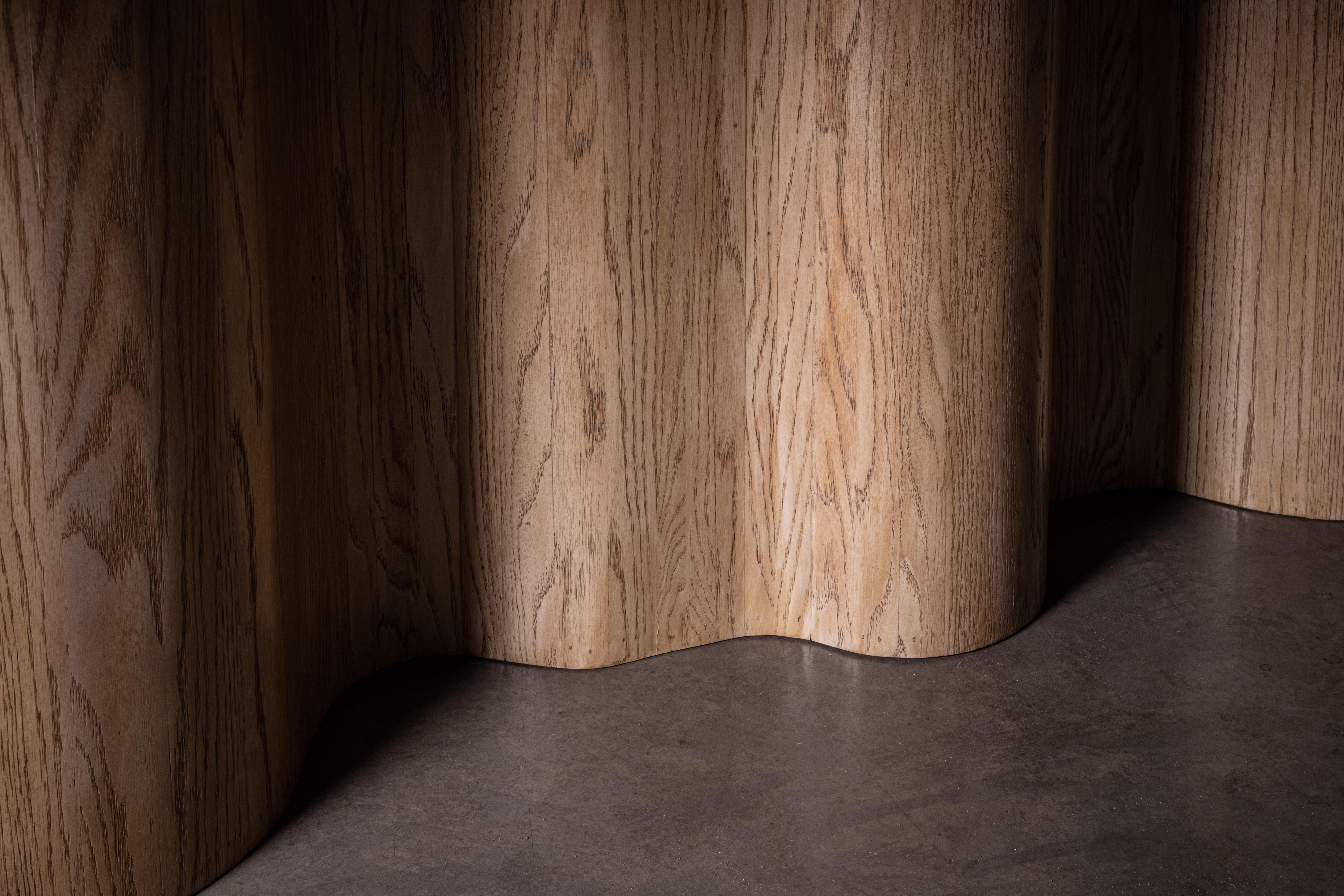 Moderne Table de salle à manger 024 en Oak massif et plateau en quartzite Turtle par No Age Studio en vente