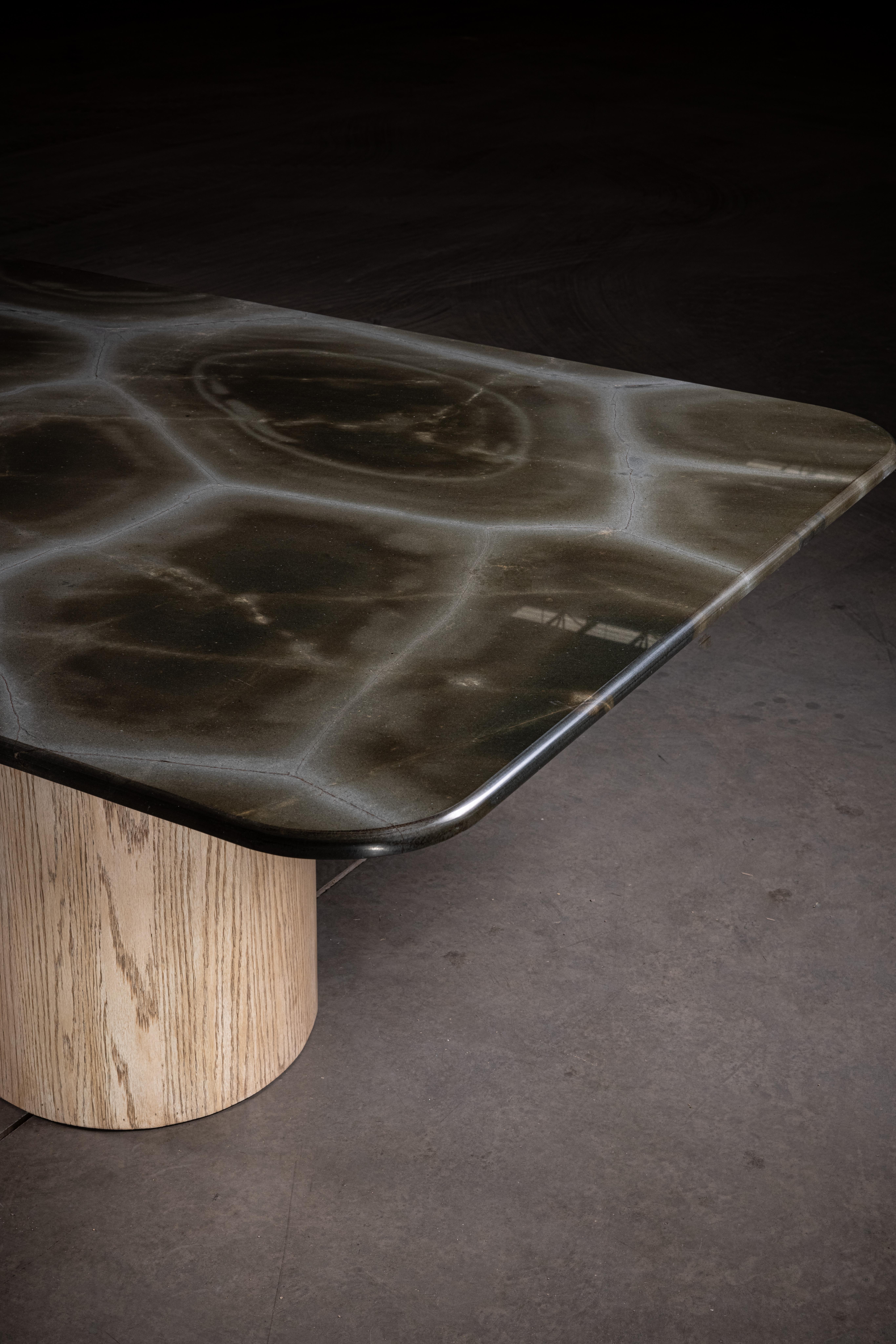 XXIe siècle et contemporain Table de salle à manger 024 en Oak massif et plateau en quartzite Turtle par No Age Studio en vente