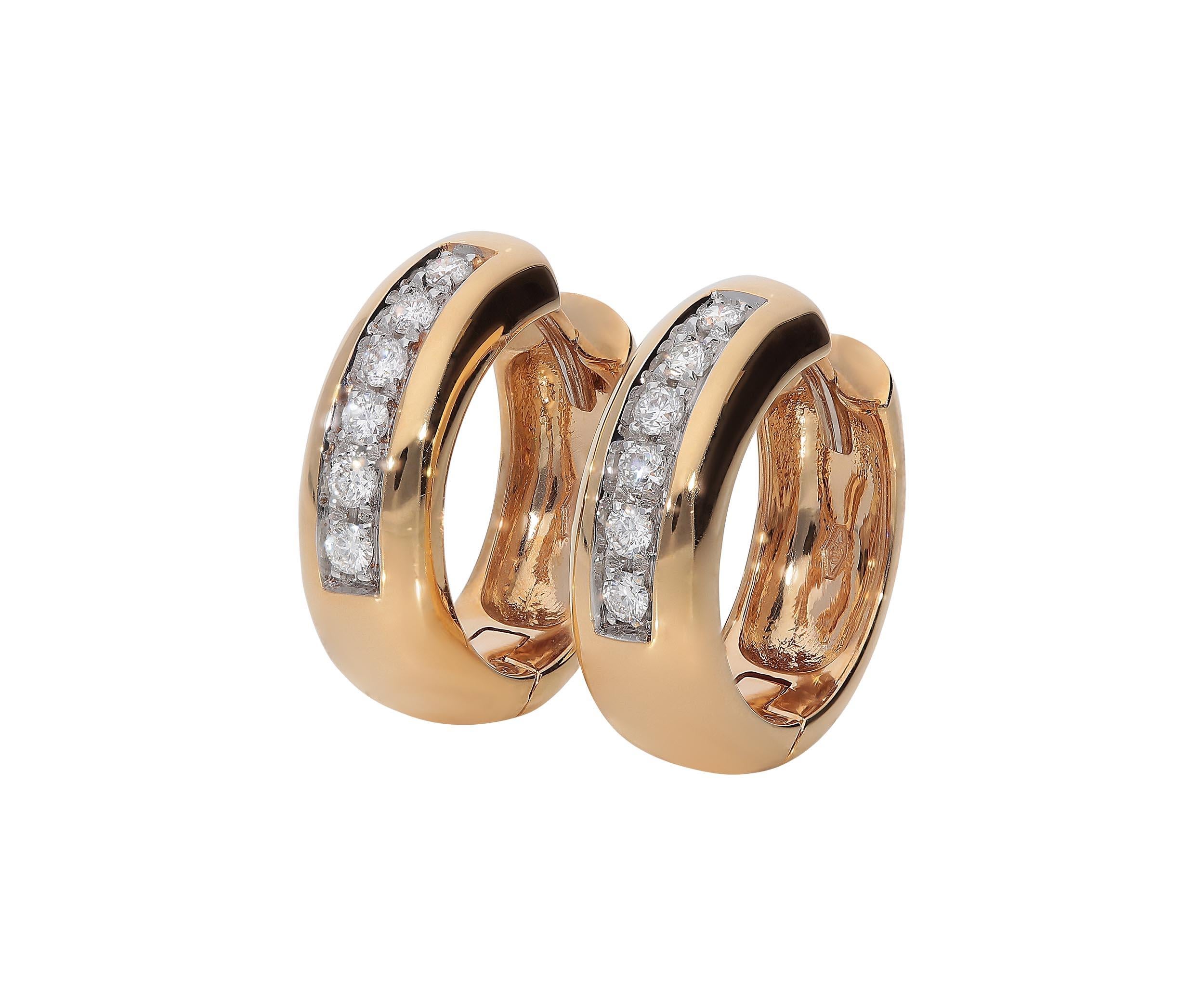 So nice small hoop earrings in 18kt pink gold for 6,20 grams and white round brilliant diamonds color G clarity VS for 0,24 carat.
The external diameter is 1,50 centimeters and the width is 5 millimeters. White rhodium on the row set with white