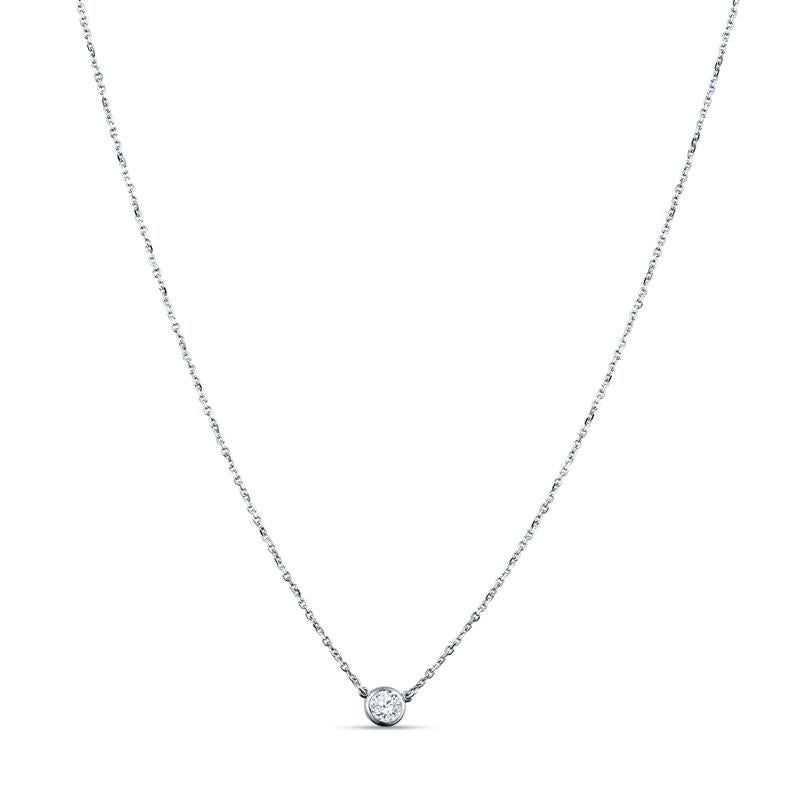 Diese zierliche und süße Halskette ist mit einem runden, natürlichen Diamanten von 0,25 Karat in 14 Karat Weißgold eingefasst. Tragen Sie sie allein oder kombinieren Sie sie mit Ihren anderen Lieblingshalsketten. Er ist an einer verstellbaren 16-18
