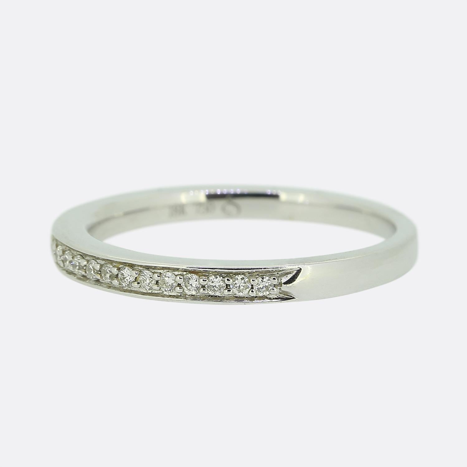 Here we have an 18ct white gold half-eternity ring. It is set with 19 round brilliant cut diamonds that stretch across half of the band whilst the remainder of the shank possesses a plain polished finish.

Condition: Used (Excellent)
Weight: 2.9